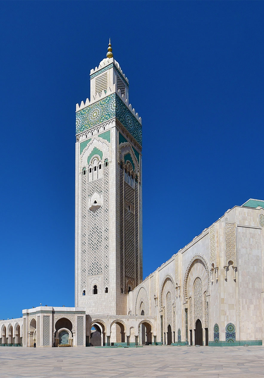 Hassan II Mosque near Pestana Casablanca, Hotel 4 Estrelas em Casablanca, Marrocos with ornate tower and marble arches