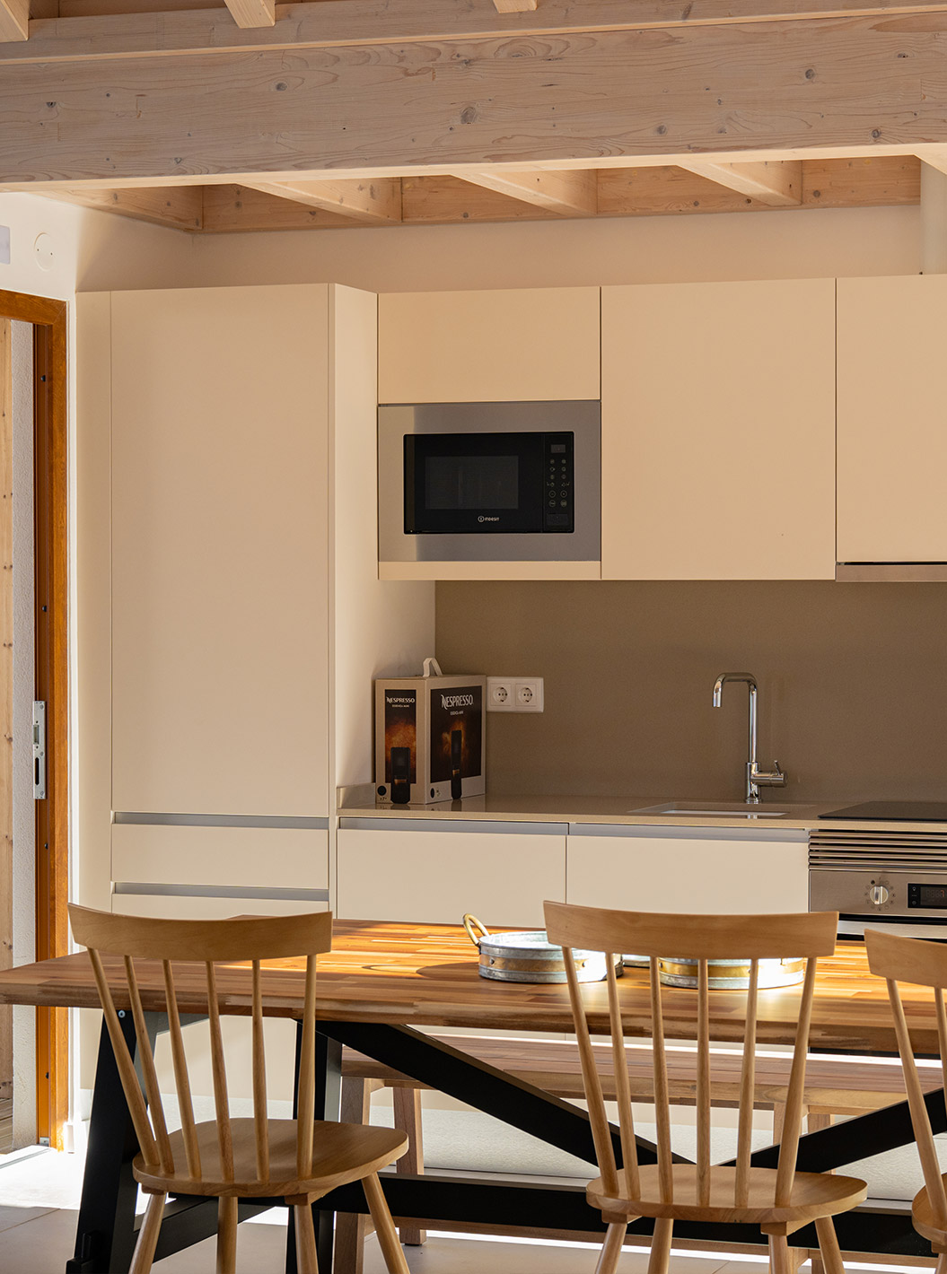 The Superior Green Villa at Pestana Comporta Village Residences has an equipped kitchen and a table with wooden chairs