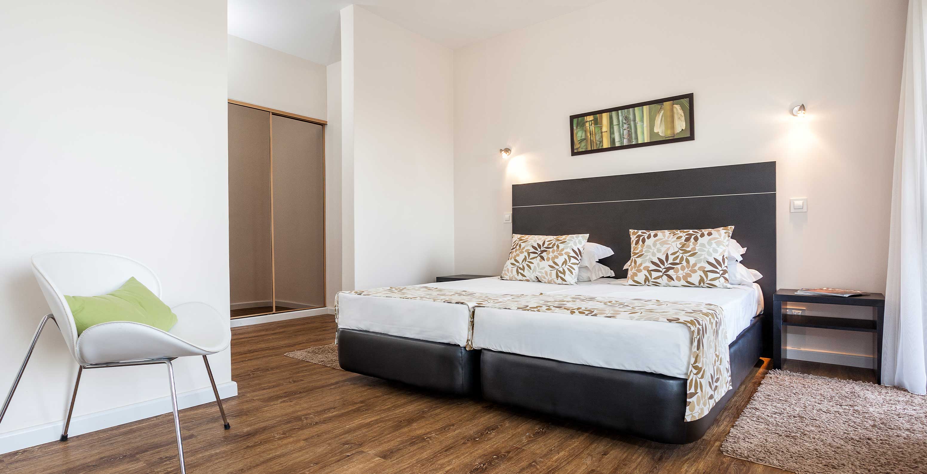 The T1 Sea View Apartment at Pestana Alvor Atlântico has a double bed, a chair, and a wardrobe