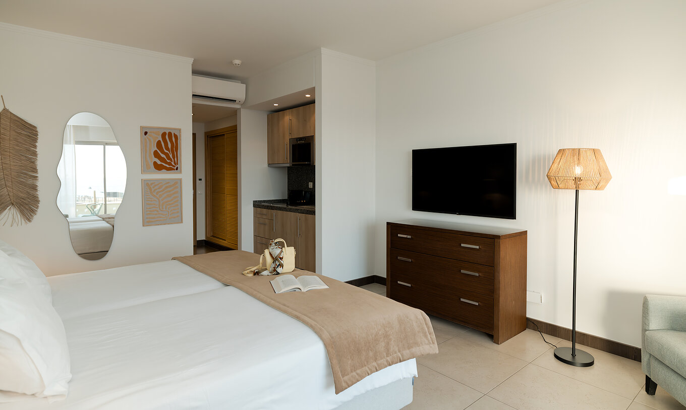 Studio Garden View at Pestana Alvor Beach Villas has two beds, TV, a mirror and air conditioning