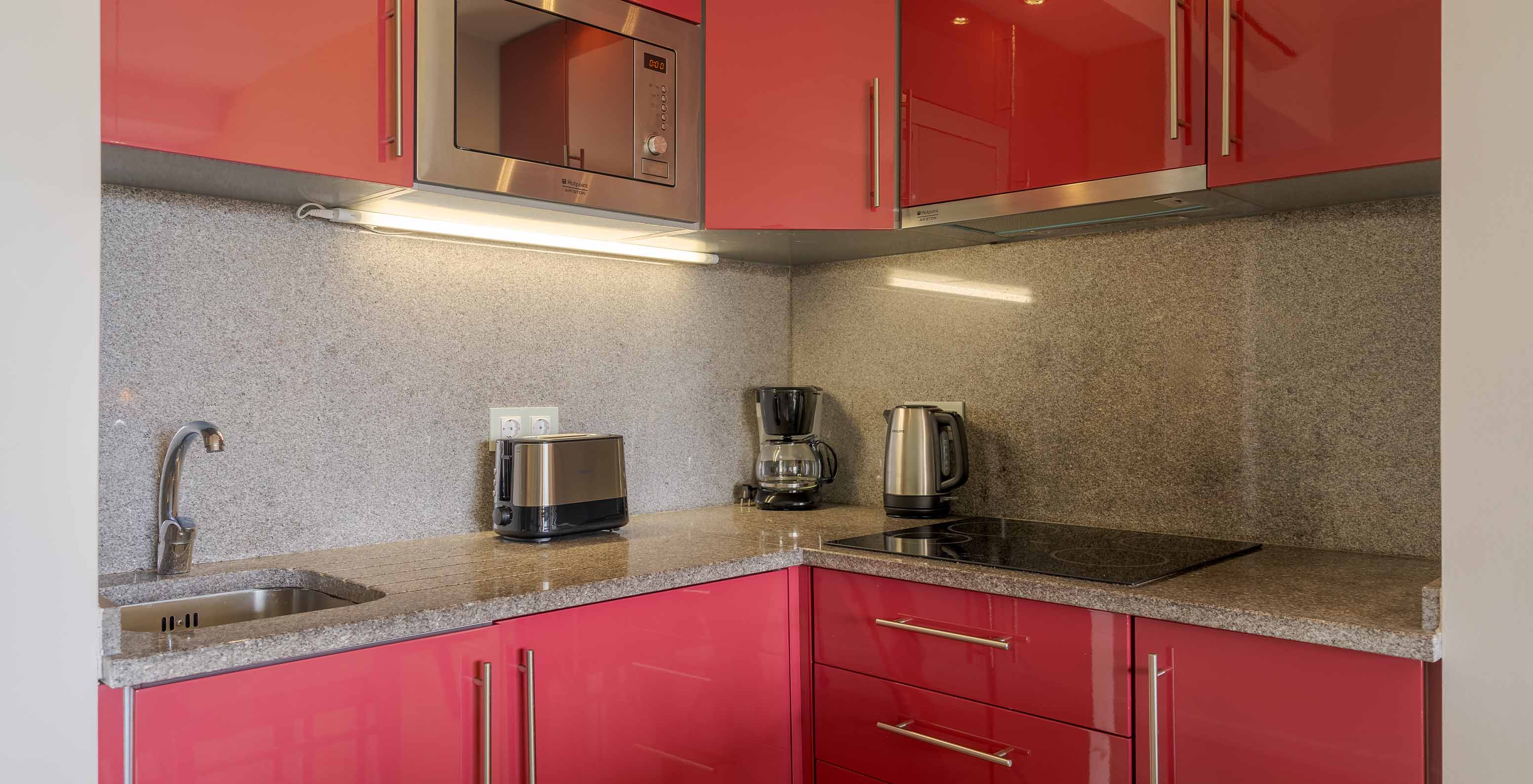 The Duplex Sea View Suite T2 at Pestana Alvor Praia has a kitchen with a stove, microwave, kettle, and toaster