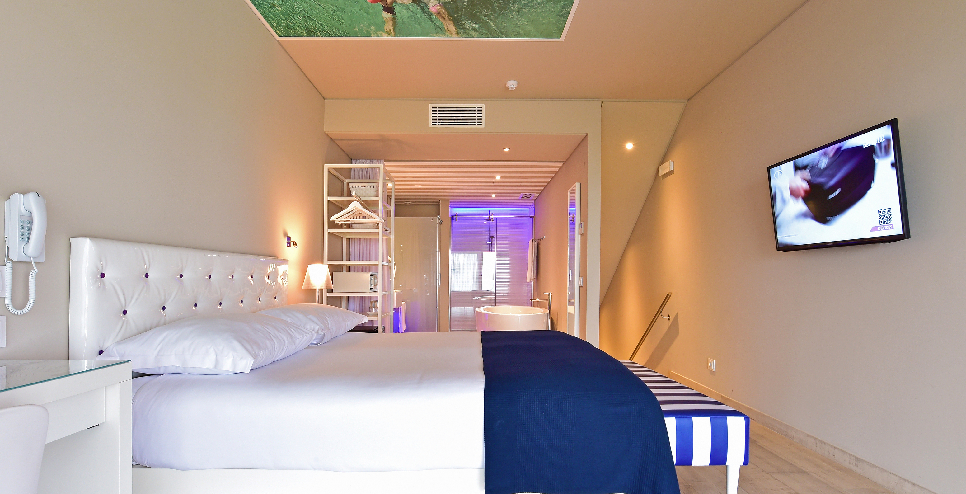 The Deluxe Sea View of Pestana Alvor South Beach has a double bed with open space bathroom