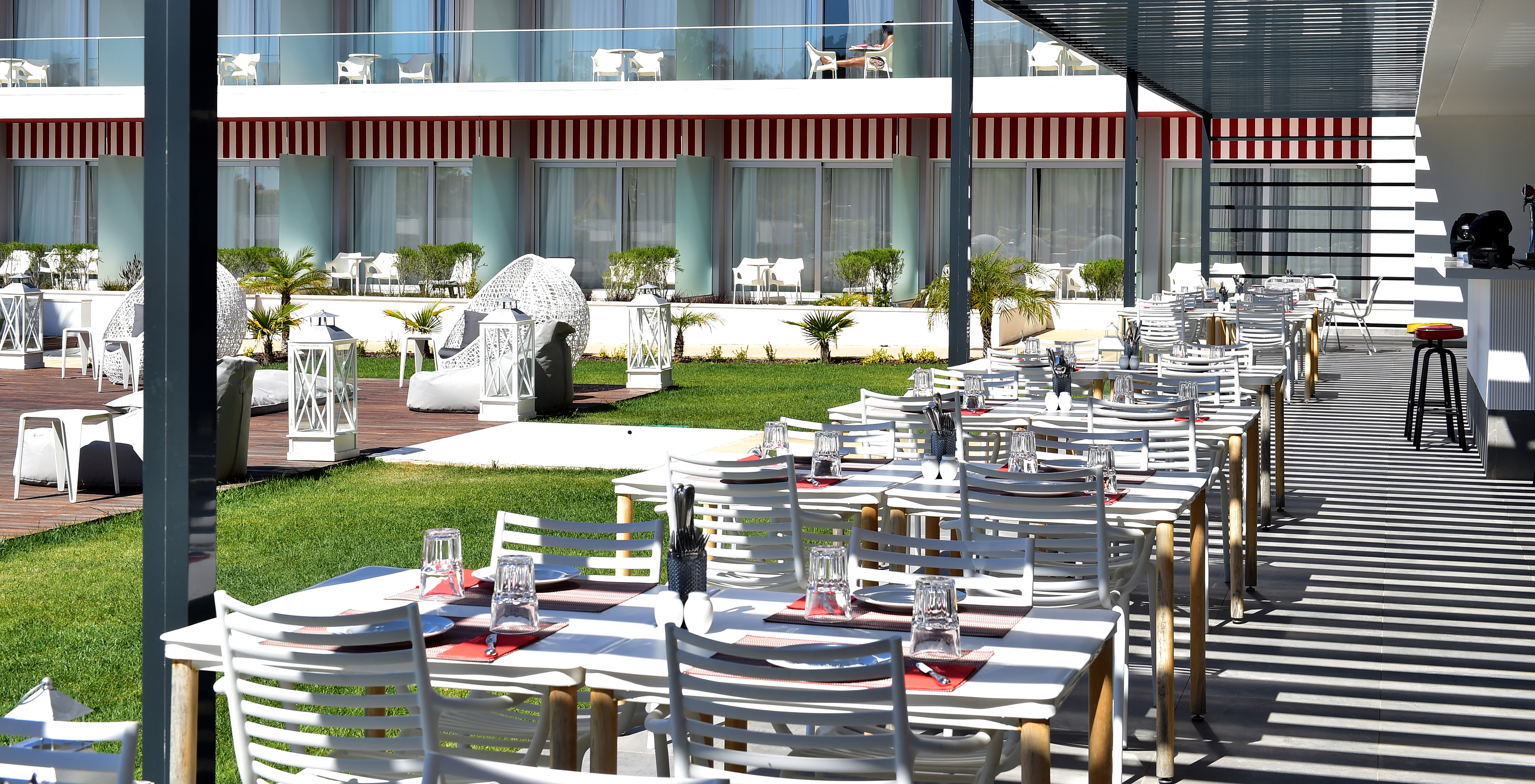 At Pestana Alvor South Beach, enjoy delicious juices and snacks on the terrace overlooking the pool