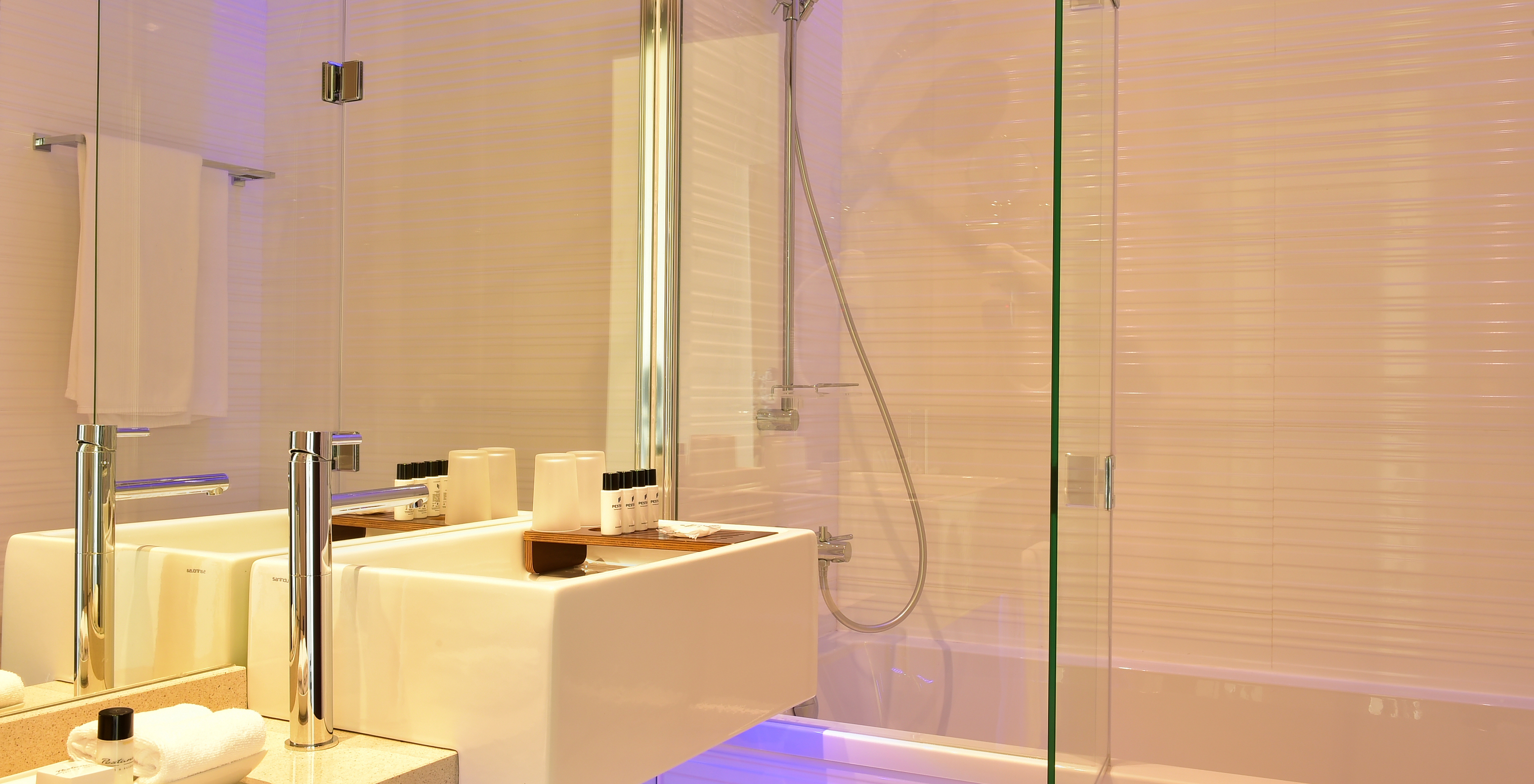 The Double Suite Sea View of Pestana Alvor South Beach has a bathroom with sink, mirror and bathtub with shower