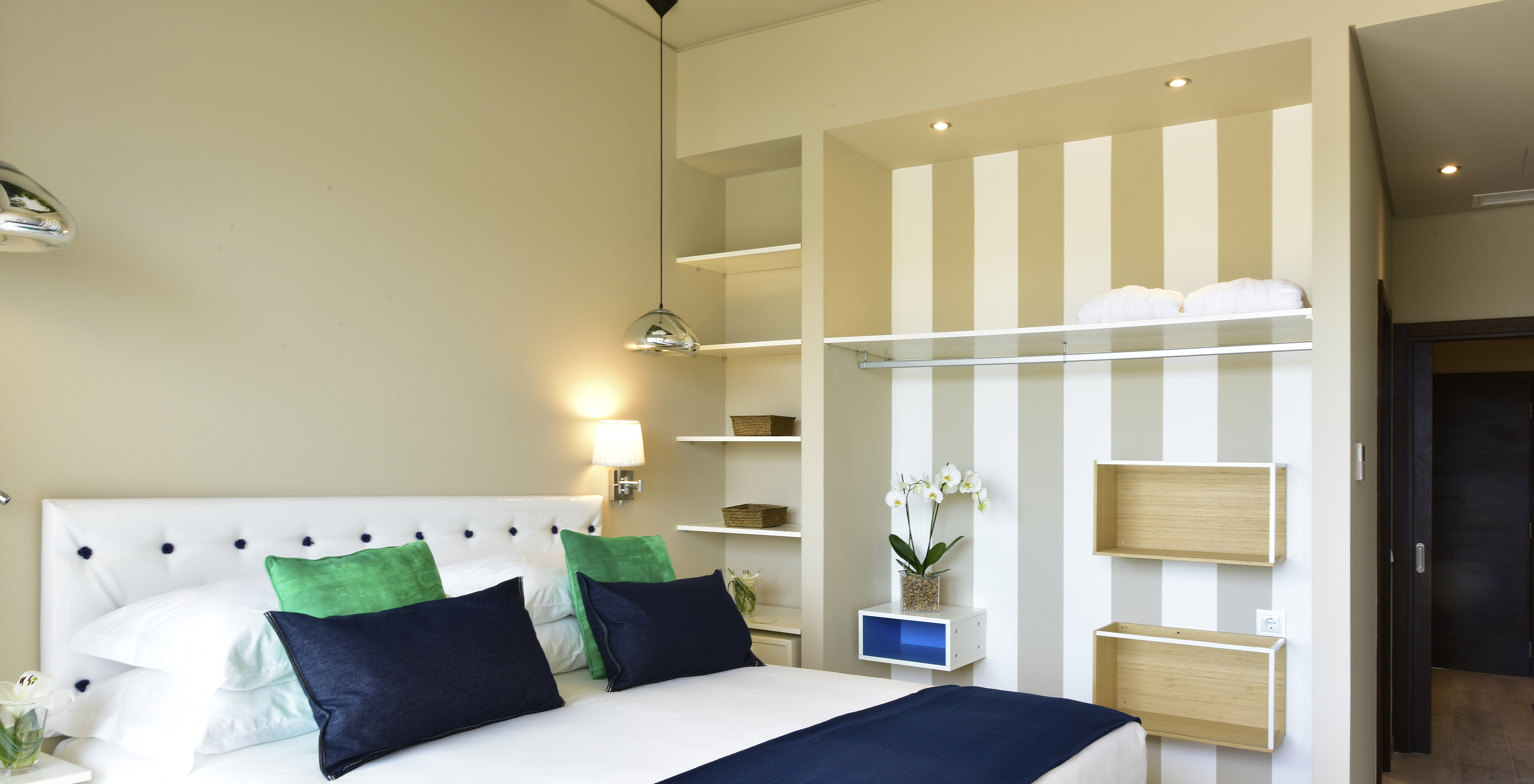 The Double Suite Sea View of Pestana Alvor South Beach has a double bed decorated in shades of blue, green and white