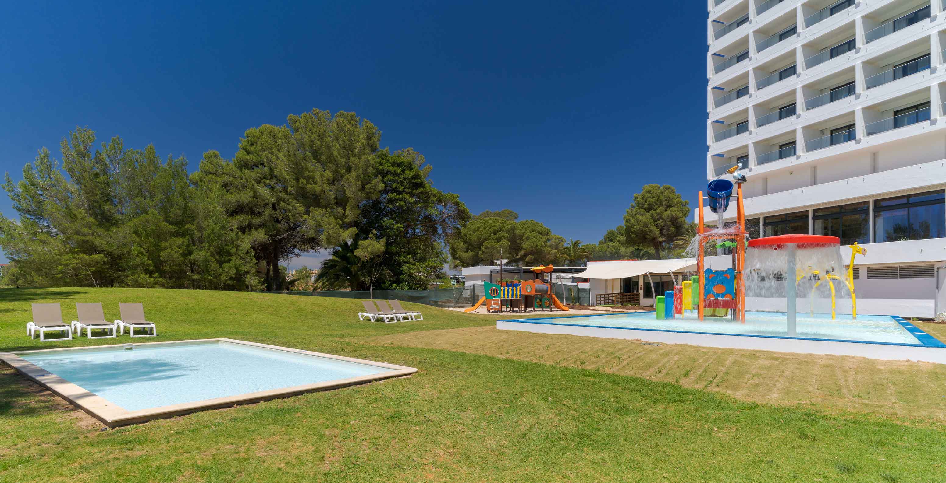 Pestana Blue Alvor Beach, a 5-star hotel with a pool near the beach, has two children's pools with various attractions.
