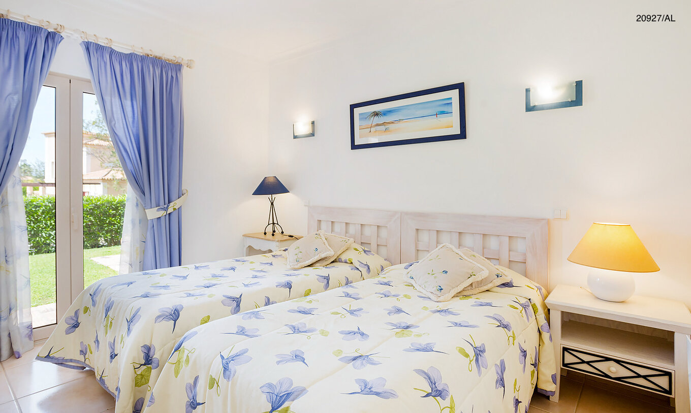 The Pestana Carvoeiro Golf T2 Superior Apartment has a bedroom with two single beds and a nightstand