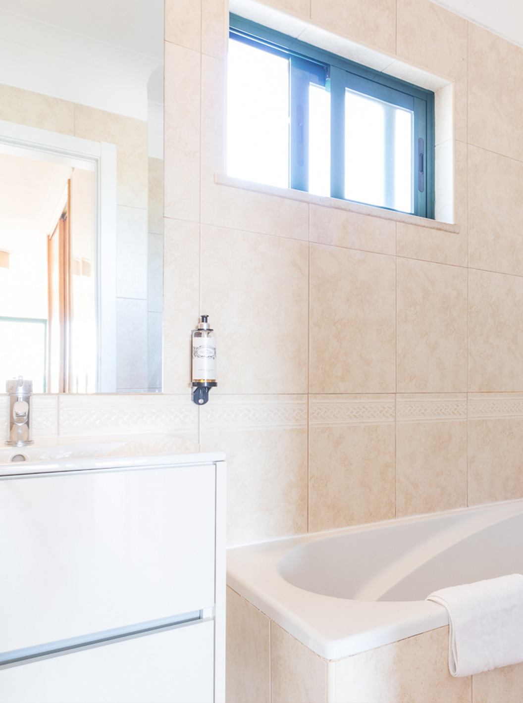 The studio at Pestana Gramacho Residences has a bathroom with bathtub, shower, window and white towel