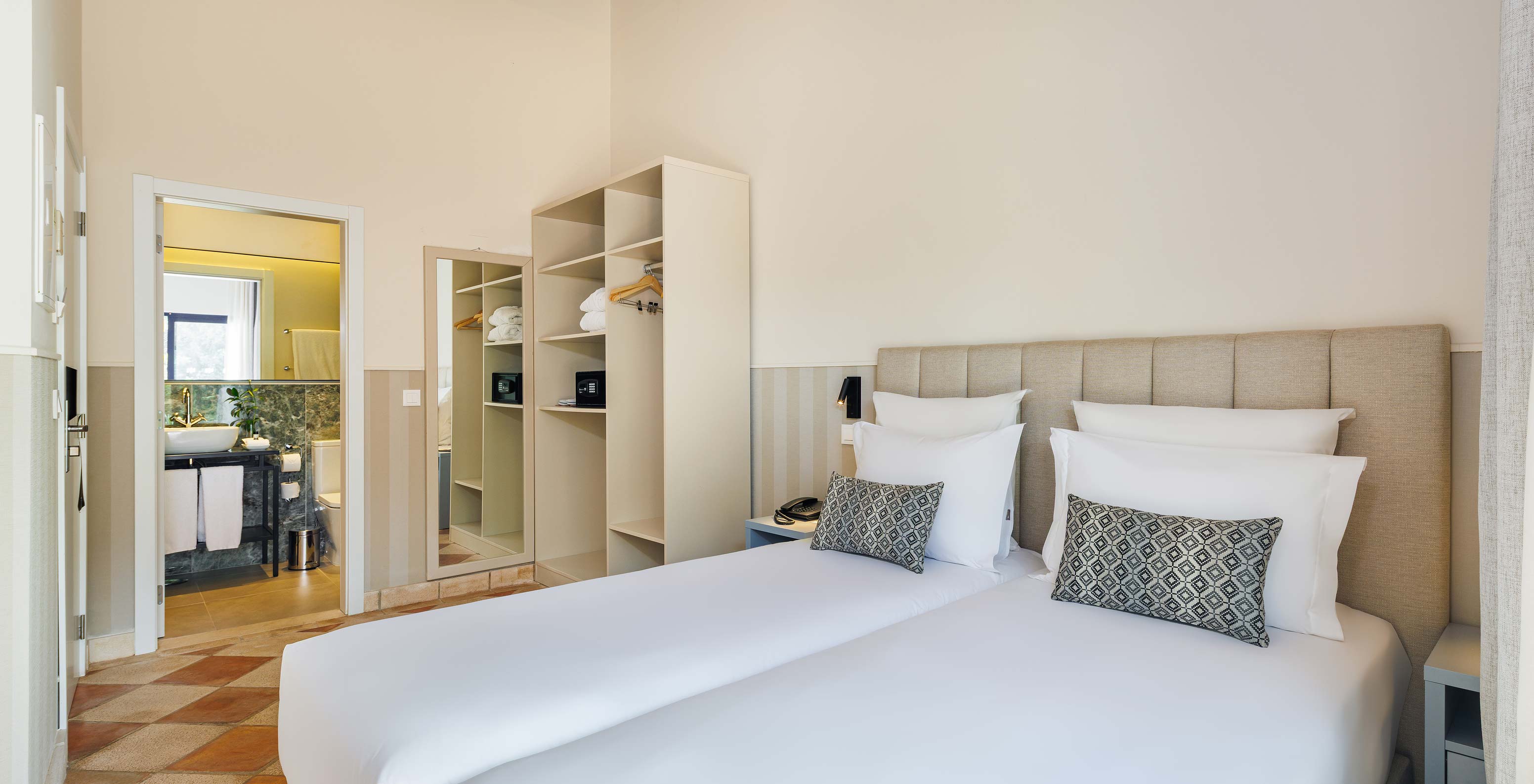The Classic Garden View at Pestana Vila Sol - Vilamoura has two single beds, a mirror and a bathroom