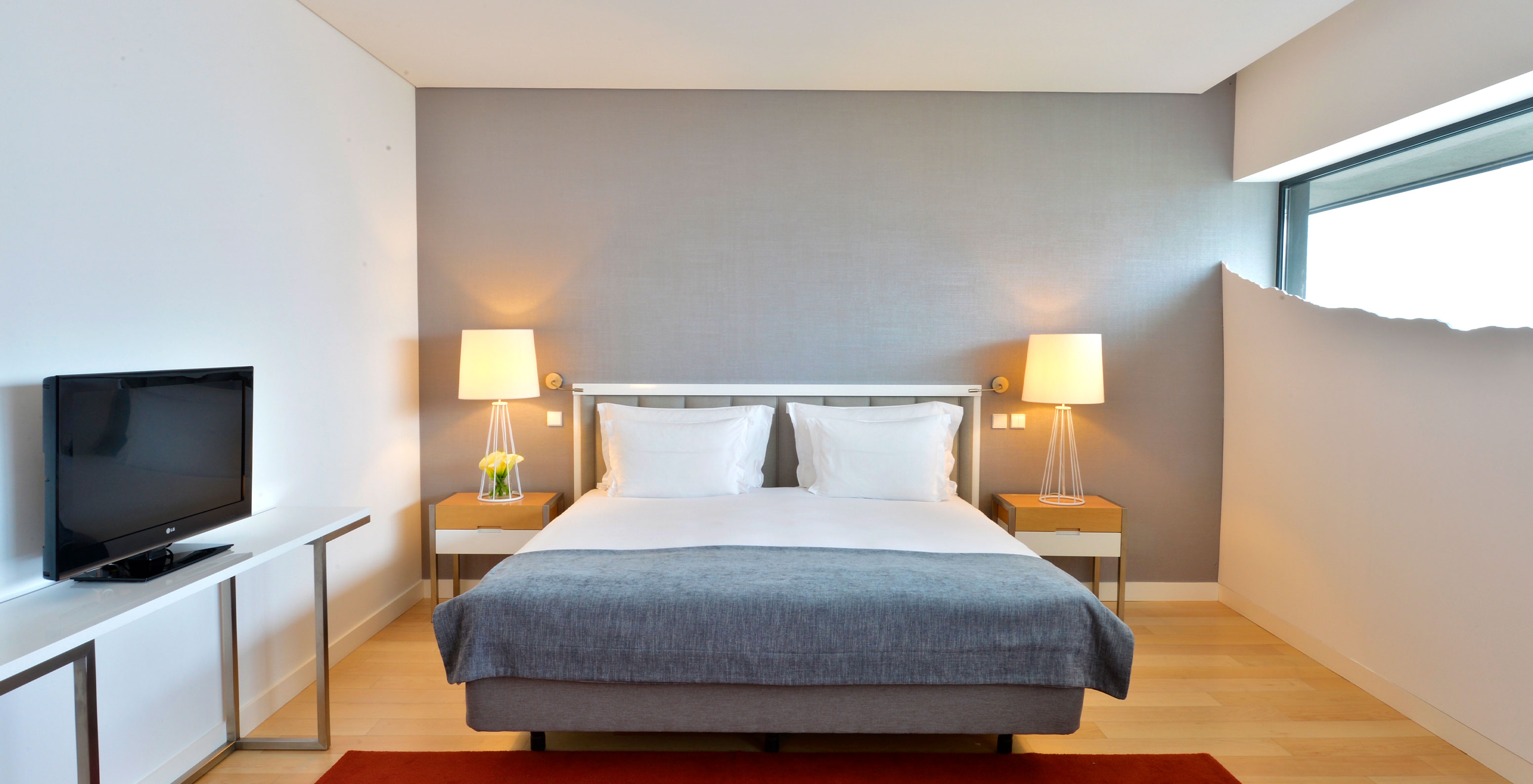 The Superior Double Room at Pestana Cidadela Cascais has a double bed, two bedside tables, and a red carpet