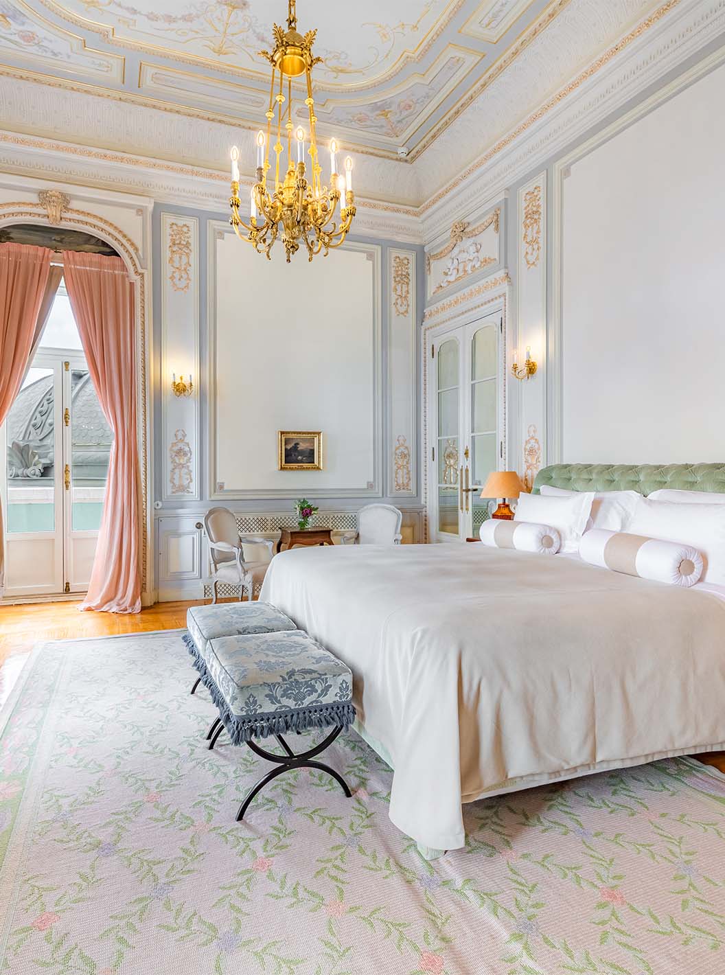 The Suite D. Manuel/D. Luís Filipe do Pestana Palace Lisboa has a large luxurious room with a double bed and a chandelier