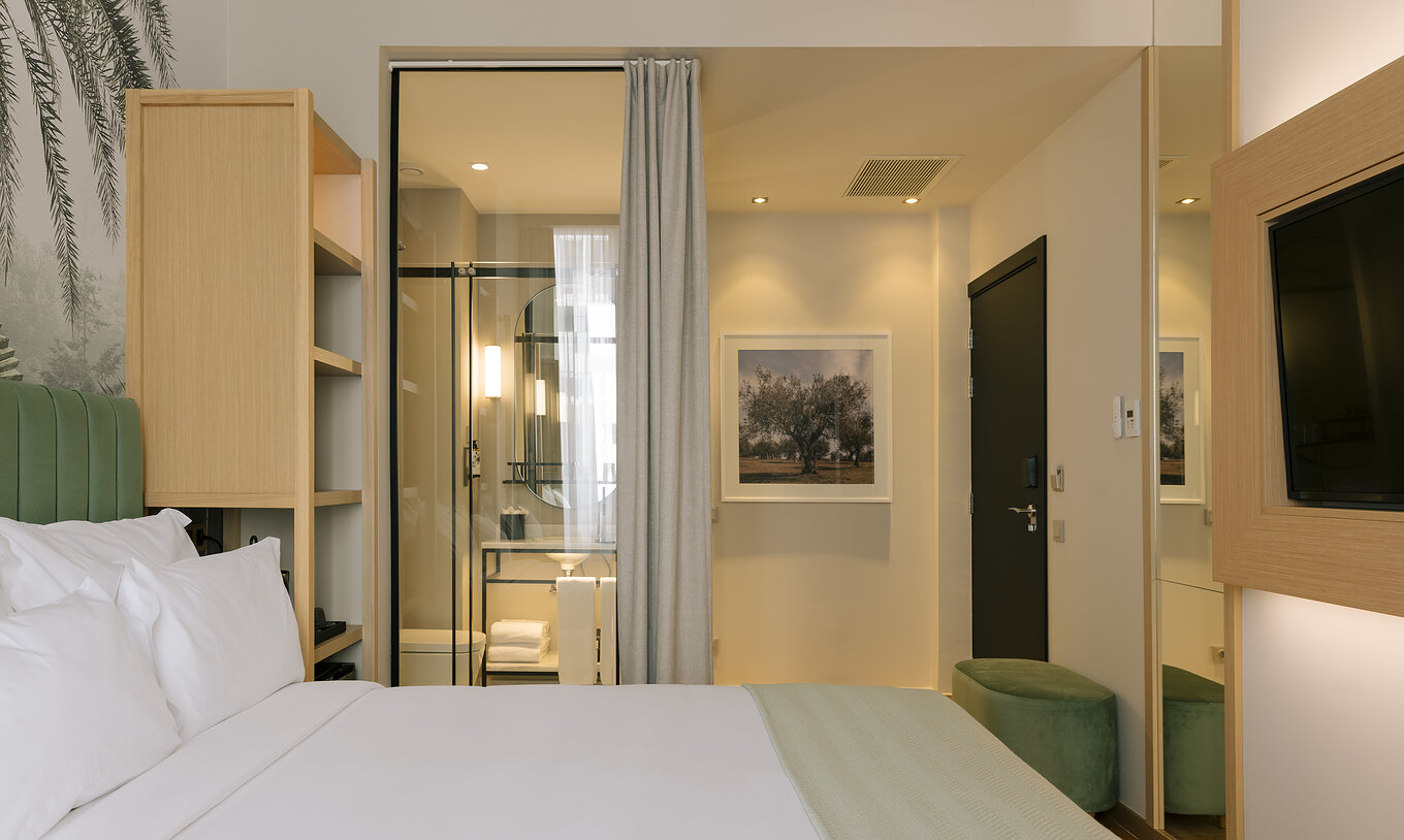 The Cozy of Pestana Rua Augusta Lisboa has a double bed, wardrobe, television, and bathroom with glass window and curtains