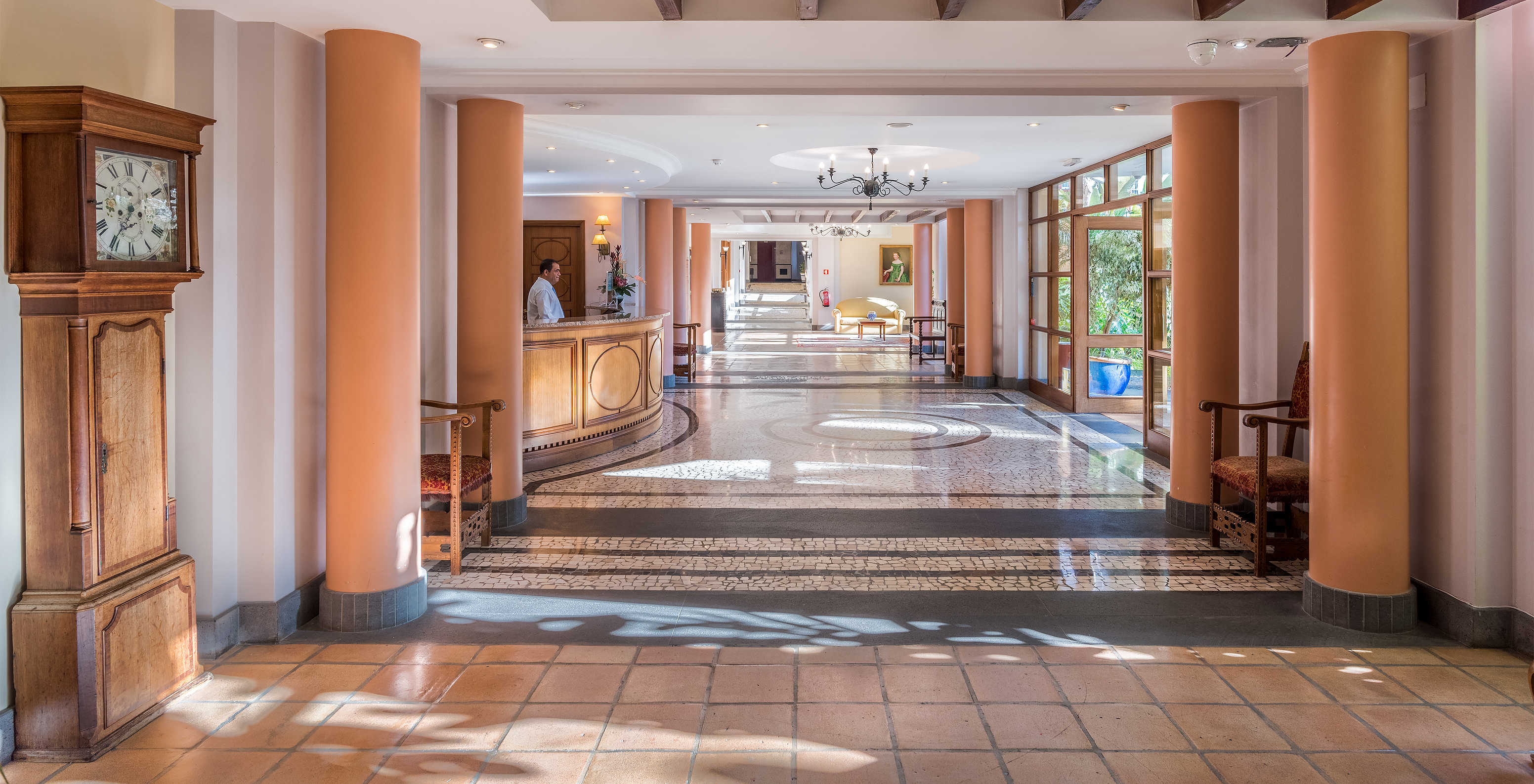 Corredor da receção do Pestana Miramar, um Hotel na Madeira Perto da Praia, com Piscina, com chão de tijolo a imitar calçada