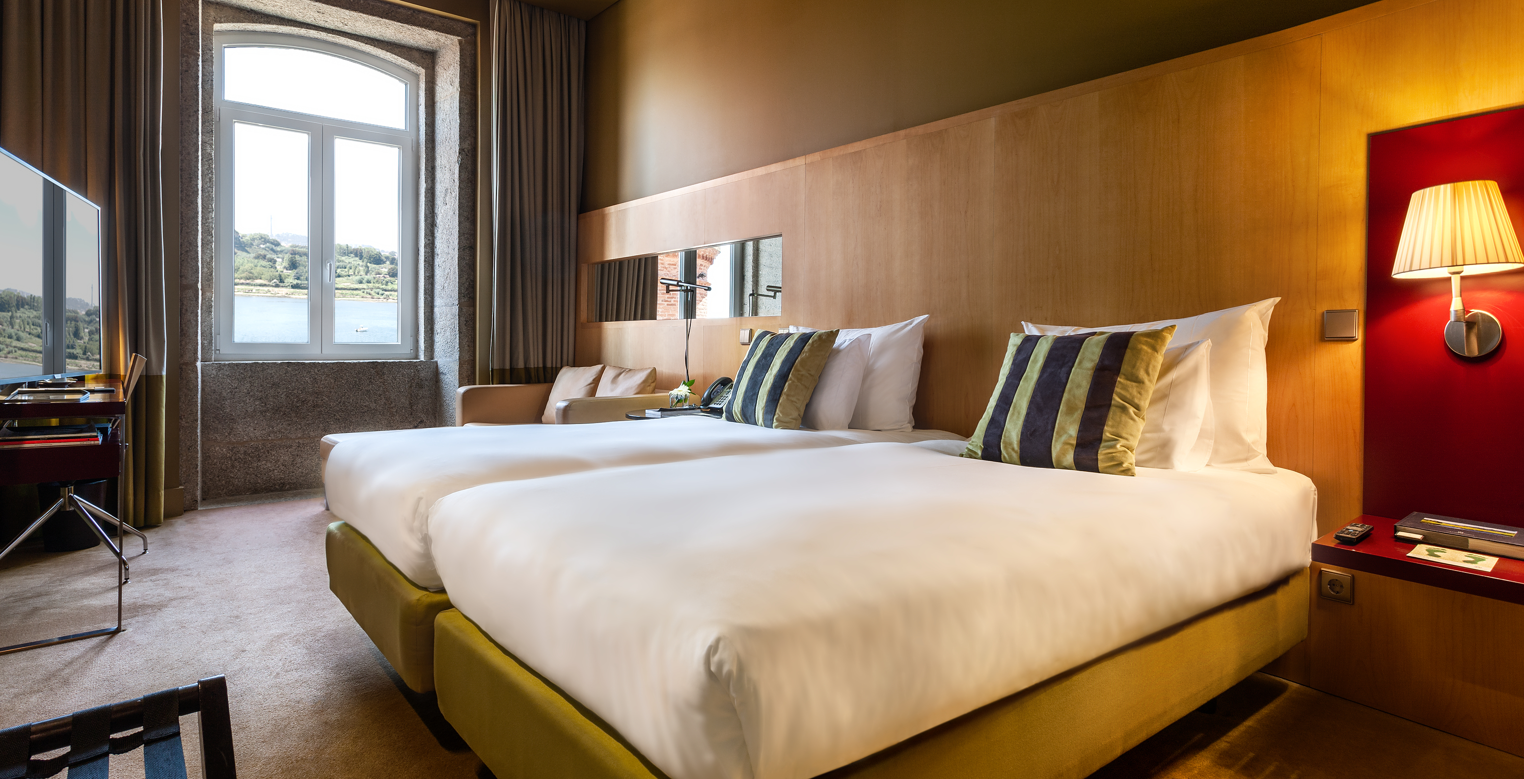 The Executive Superior of Pestana Palácio do Freixo has two single beds and a window with a view of the Douro River