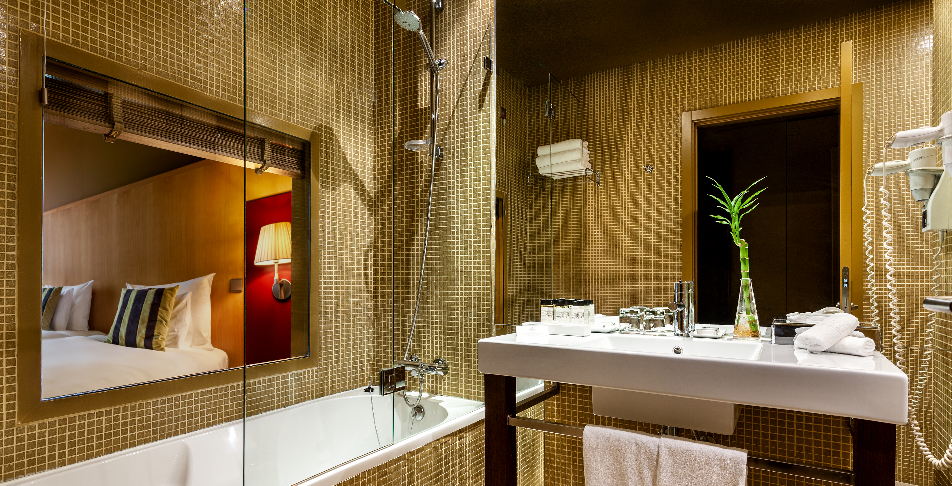 The Superior of Pestana Palácio do Freixo has a bathroom with a sink, mirror, bathtub and window to the room