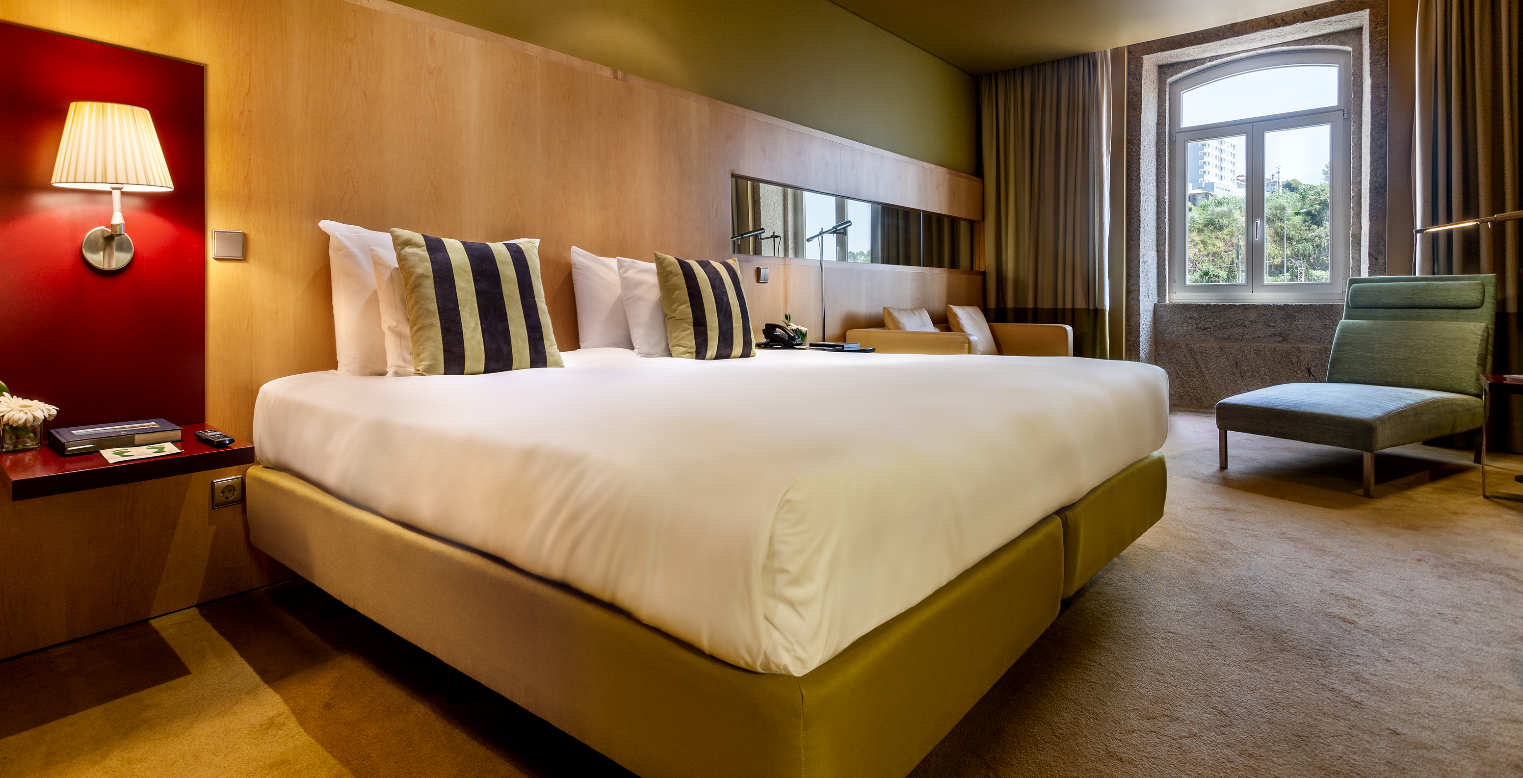 The Superior of Pestana Palácio do Freixo has a double bed, a sofa, an armchair and a window with curtains