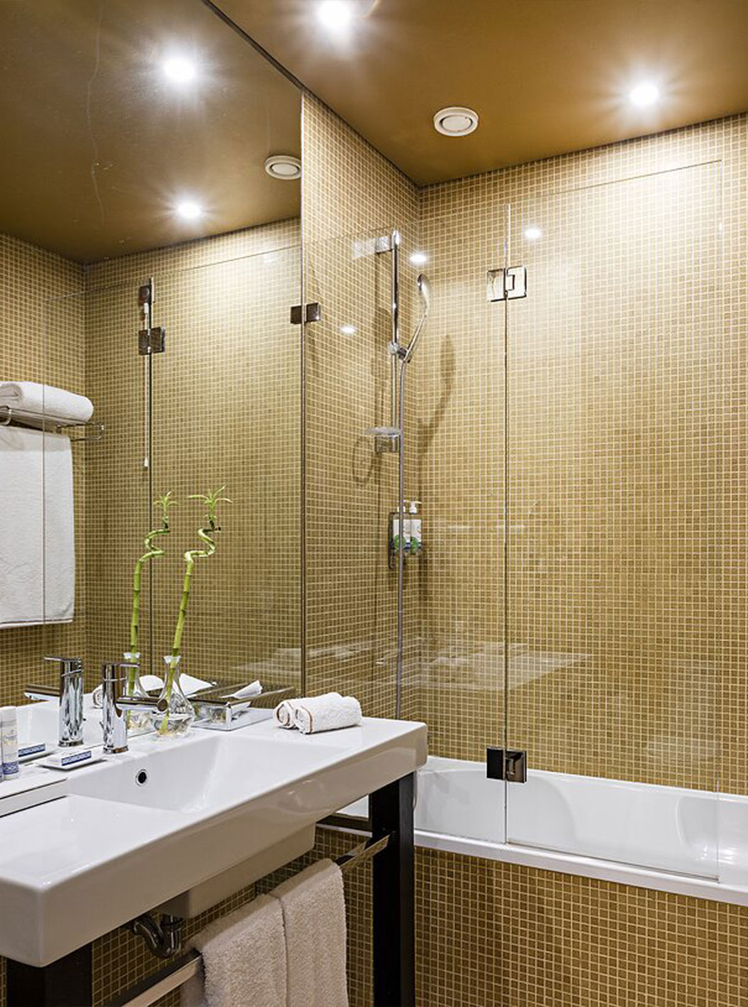 Pestana Palácio do Freixo’s Classic room has a bathroom with yellow tiles, toilet and bathtub