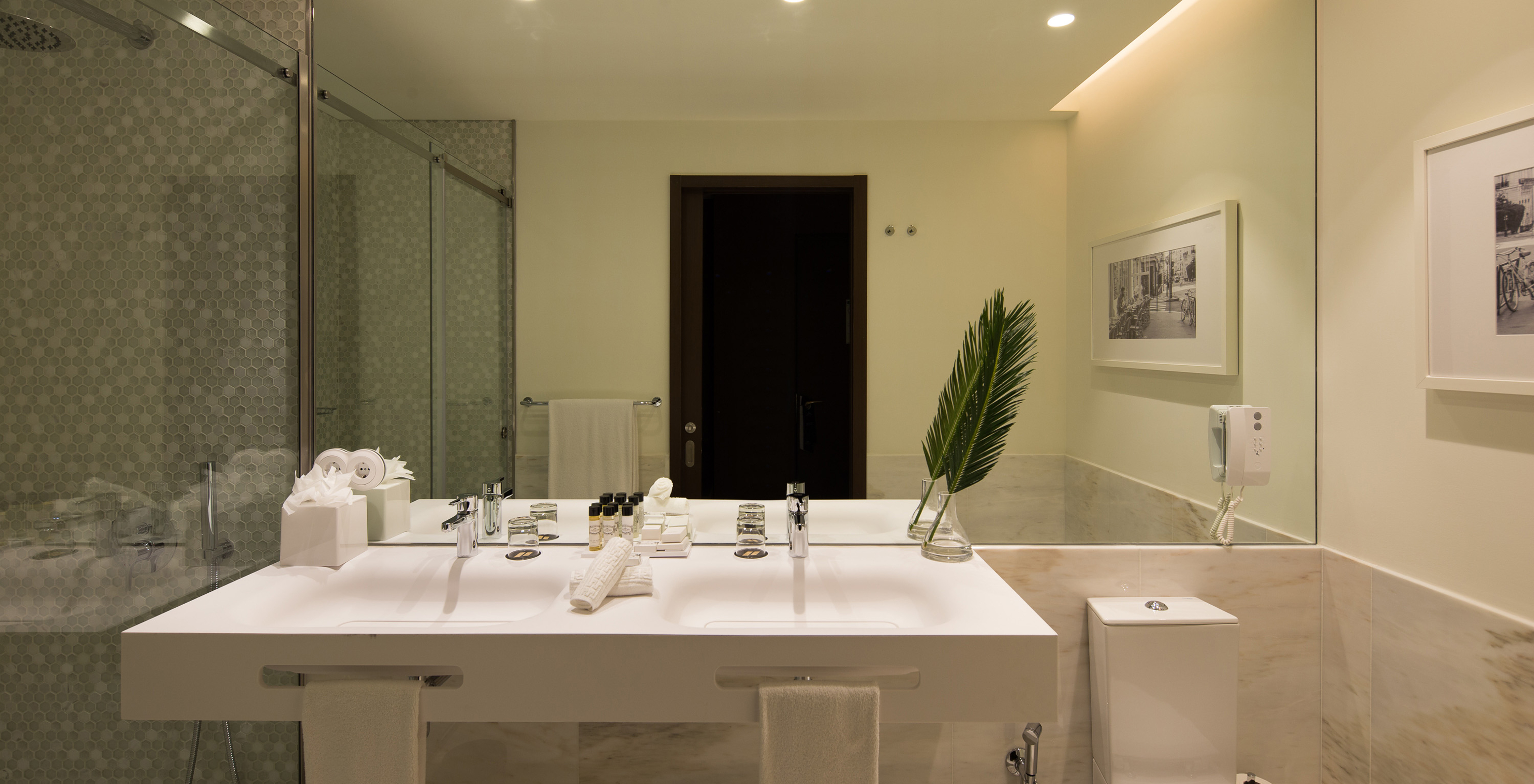 The Deluxe Executive do Pestana Porto - A Brasileira has a bathroom with two sinks and a toilet with shower