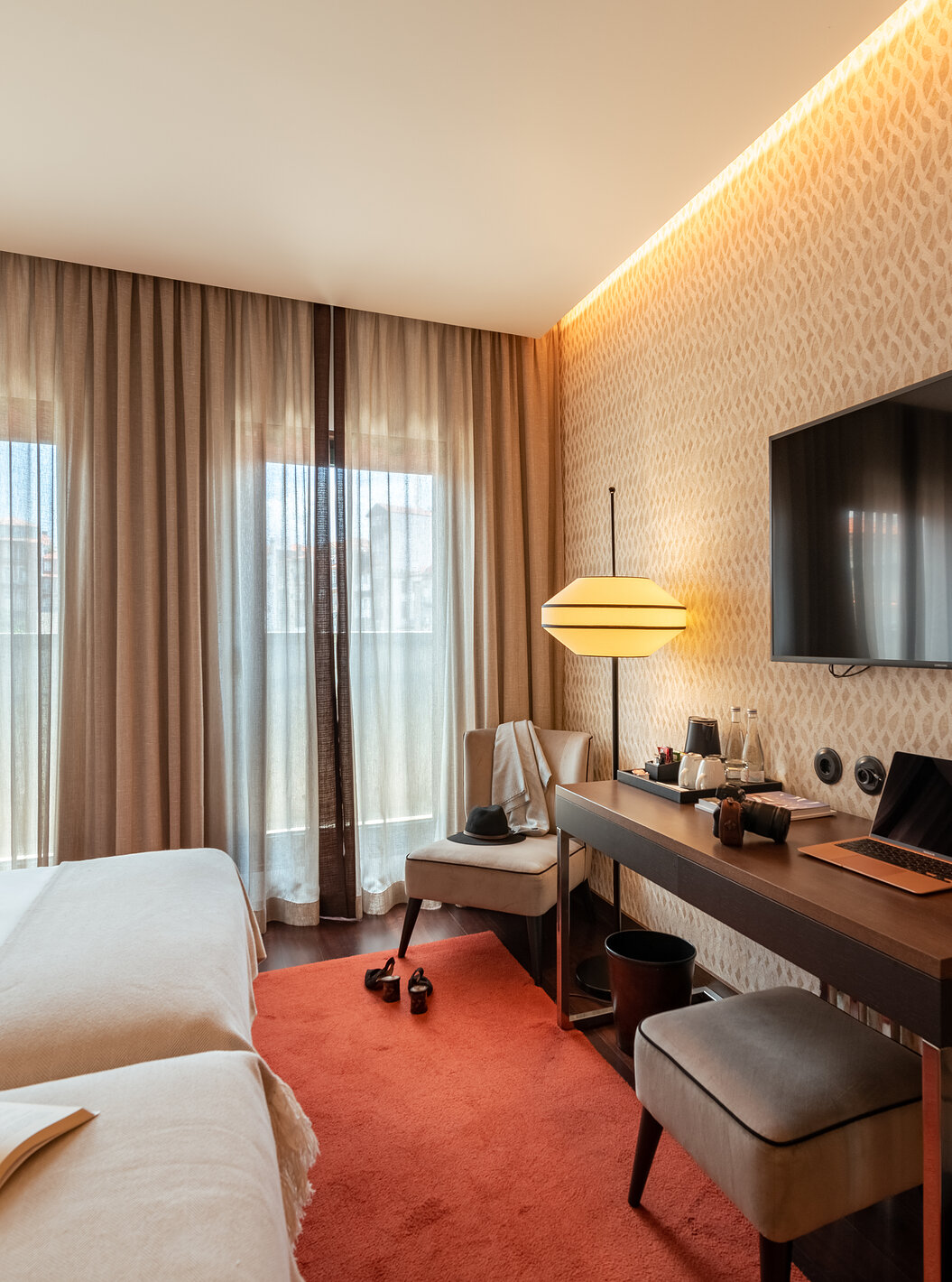 Classic Blend French Balcony at Pestana Porto - A Brasileira with desk, wall TV and sheer curtained windows