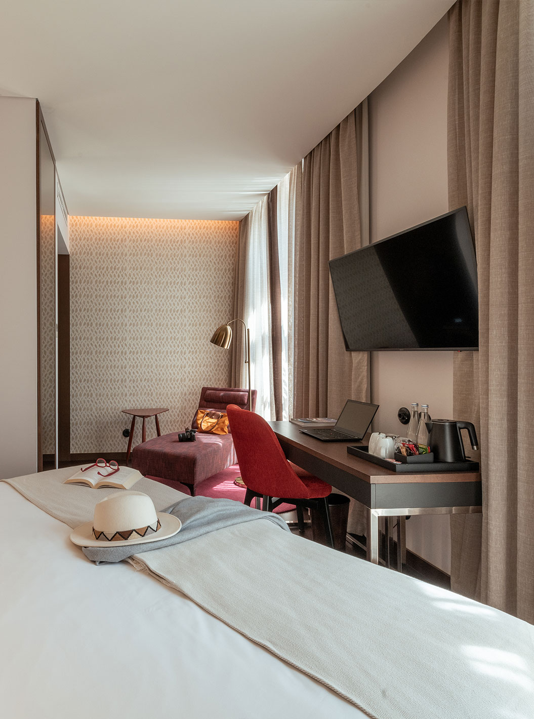 Classic Blend Room at Pestana Porto - A Brasileira featuring a bed, desk area and wall-mounted television
