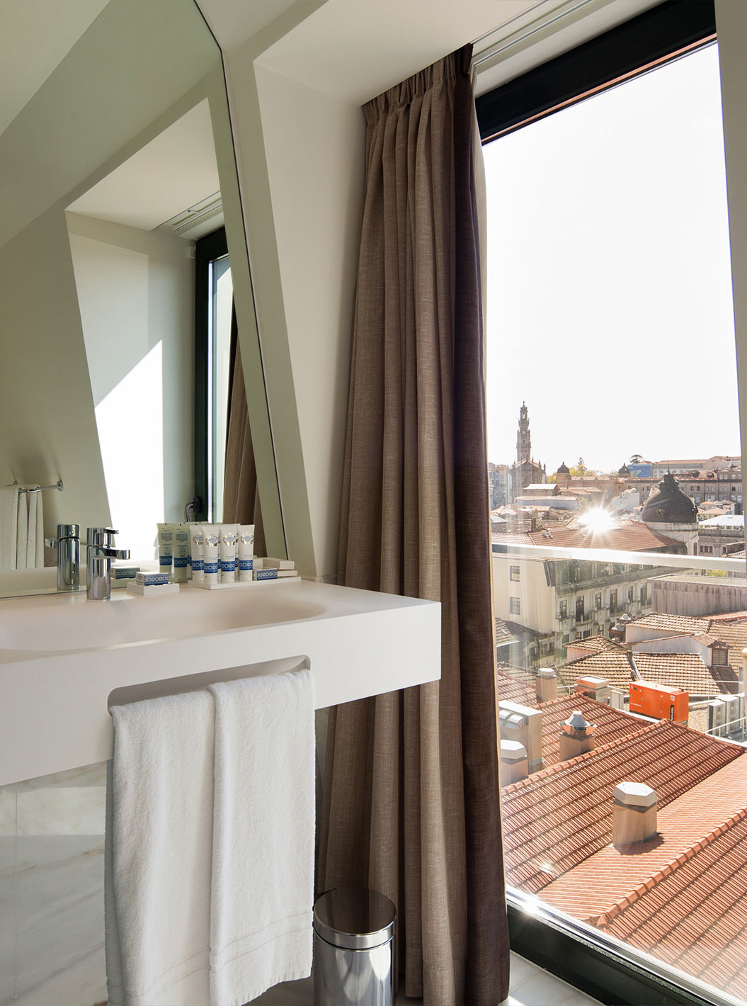 Panoramic View Signature at Pestana Porto - A Brasileira with bright bathroom and rooftop city views