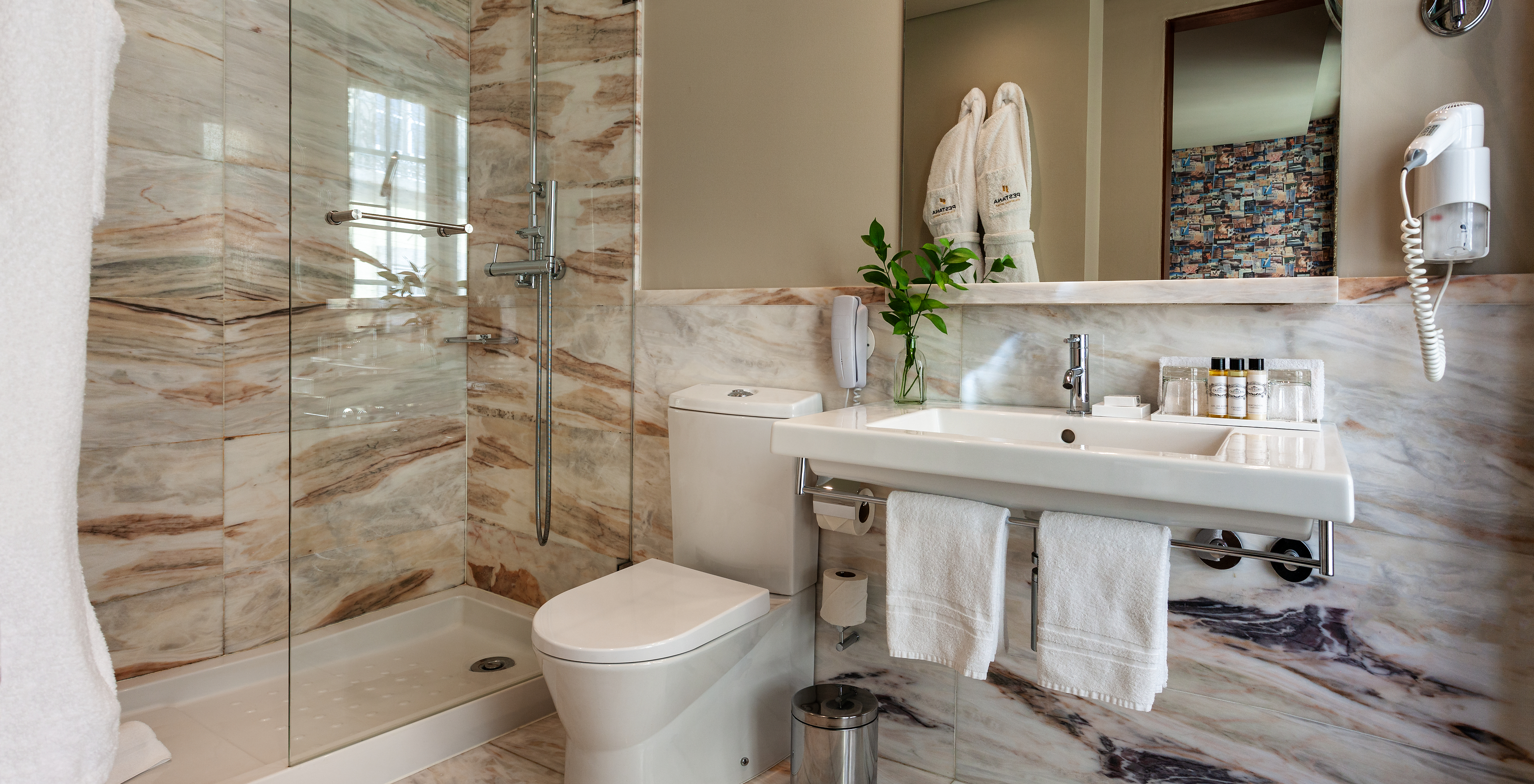 The Classic room at Pestana Vintage Porto has a bathroom with shower, toilet and sink with mirror