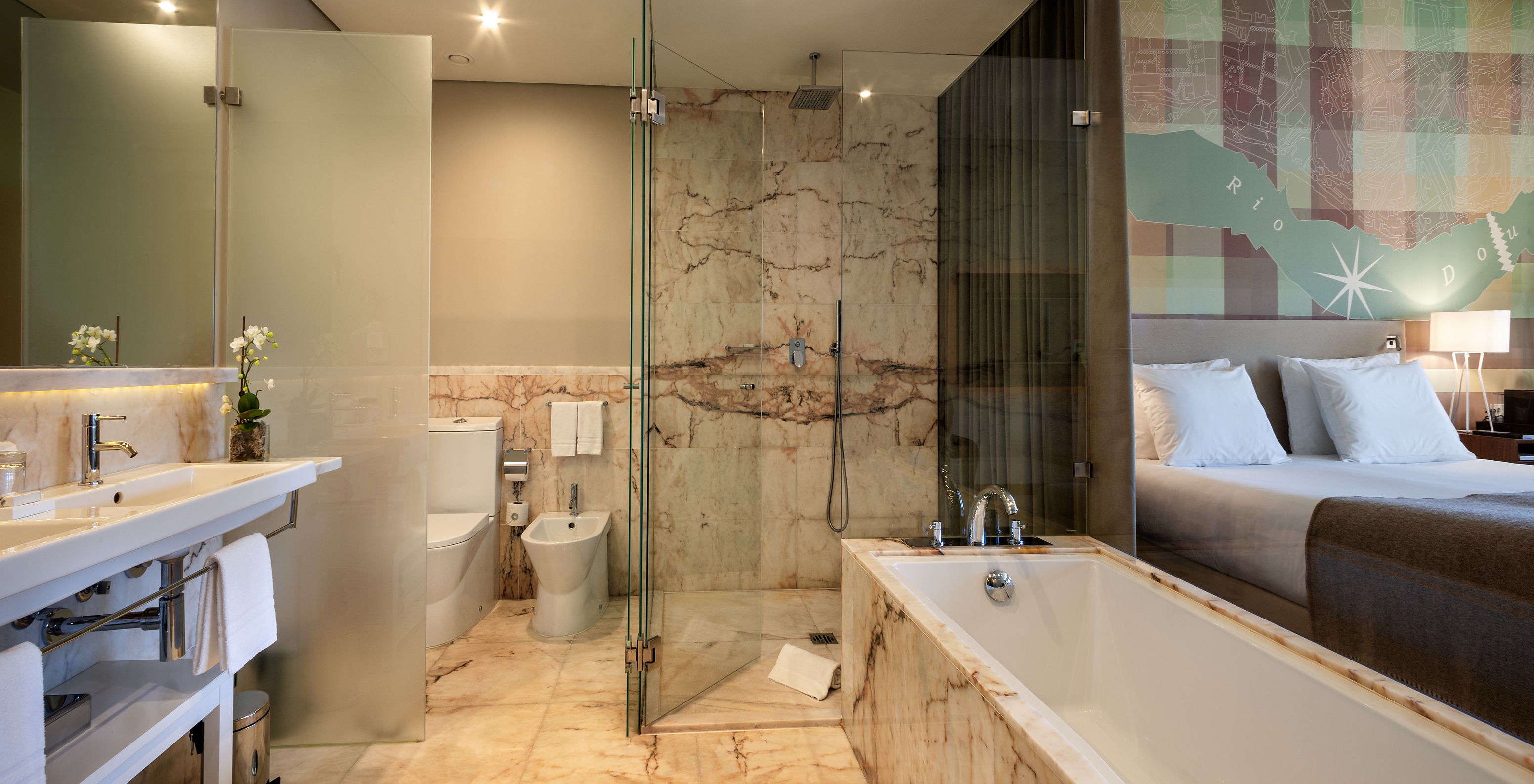 The Vintage Front View room at Pestana Vintage Porto has a bathroom with shower and bathtub, toilet, bidet and sink