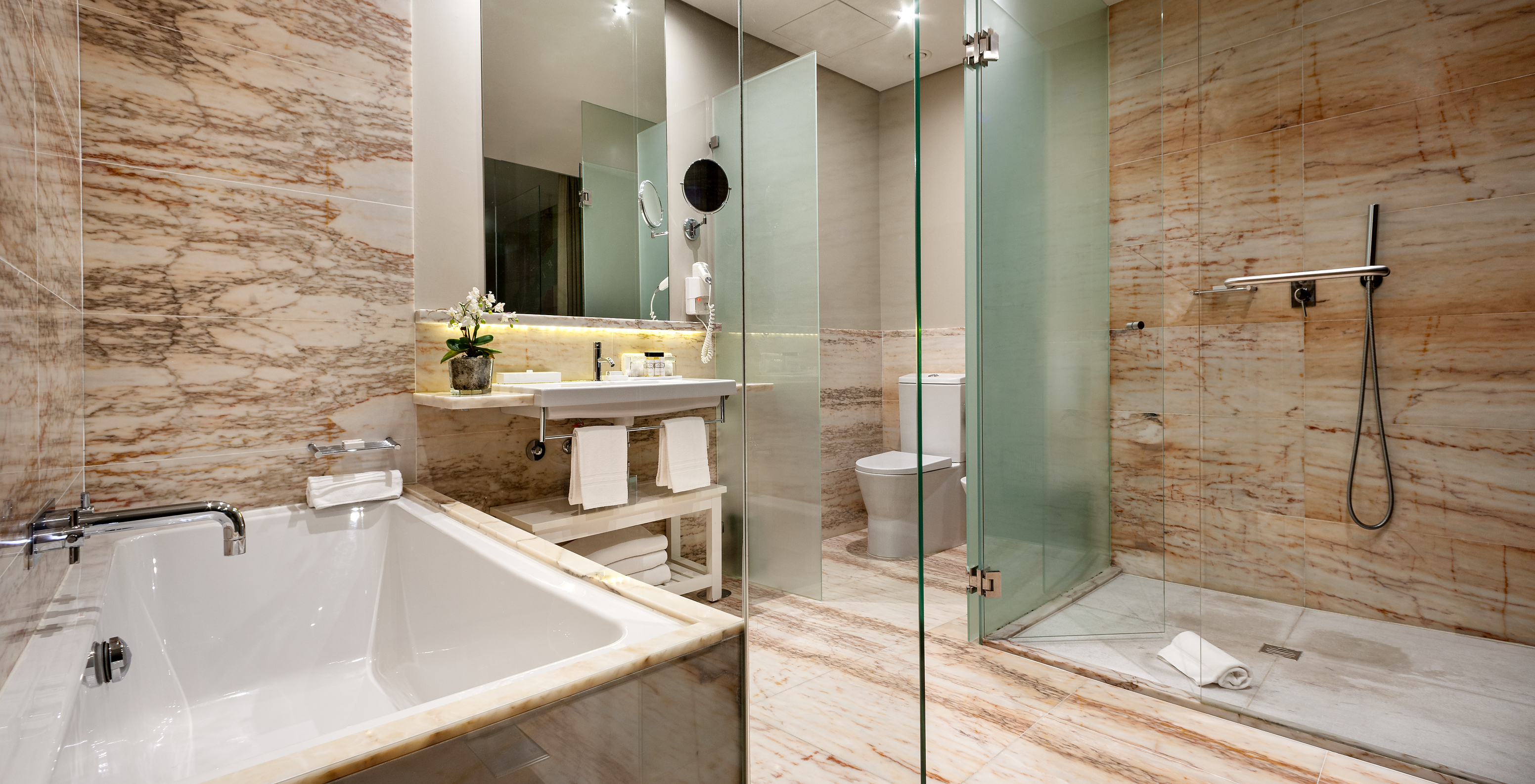 The Vintage Grand View Balcony room at Pestana Vintage Porto has a wide bathroom with shower, bathtub and toilet