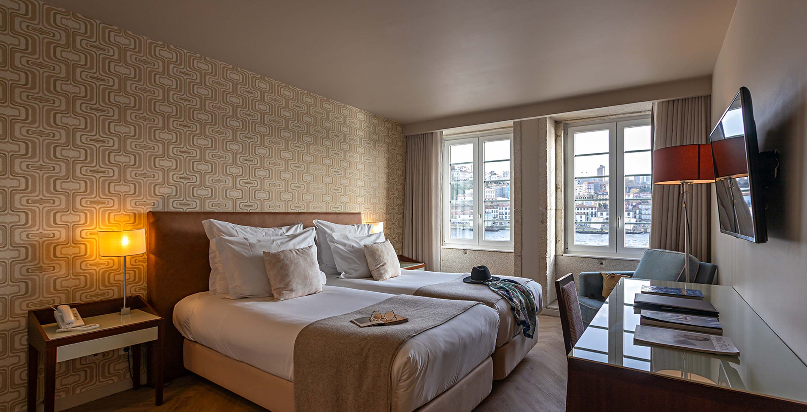 The Vintage River View at Pestana Vintage Porto has two single beds, sand-colored wallpaper and two windows