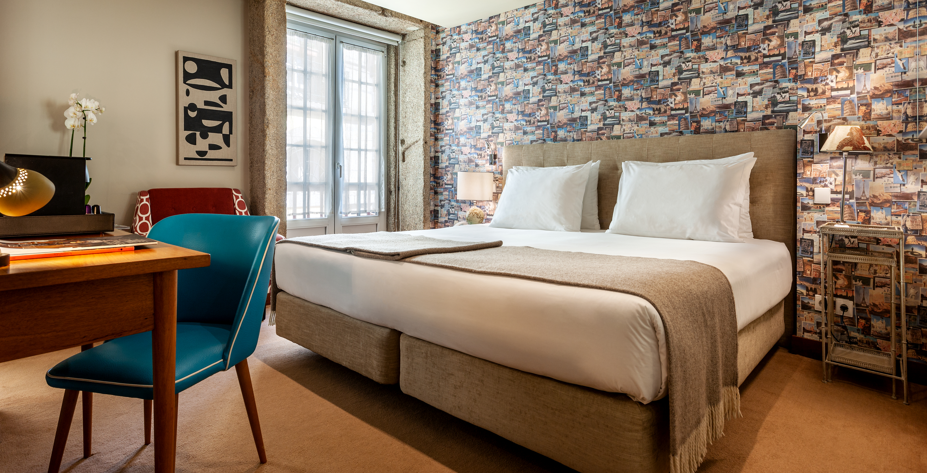 The Superior room at Pestana Vintage Porto has a double bed, a desk and wallpaper with images