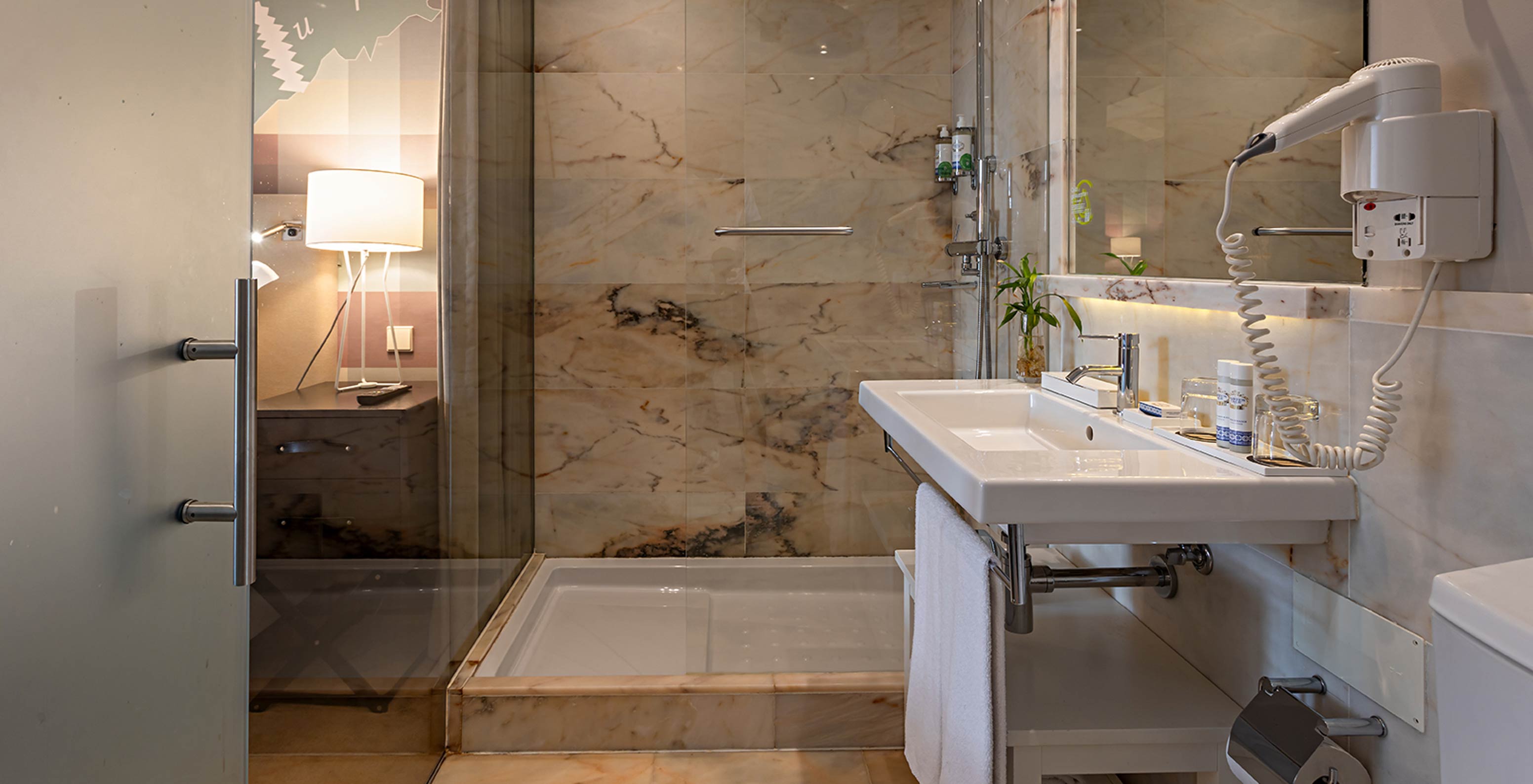 The Classic room at Pestana Vintage Porto has a bathroom with shower, toilet and sink with mirror