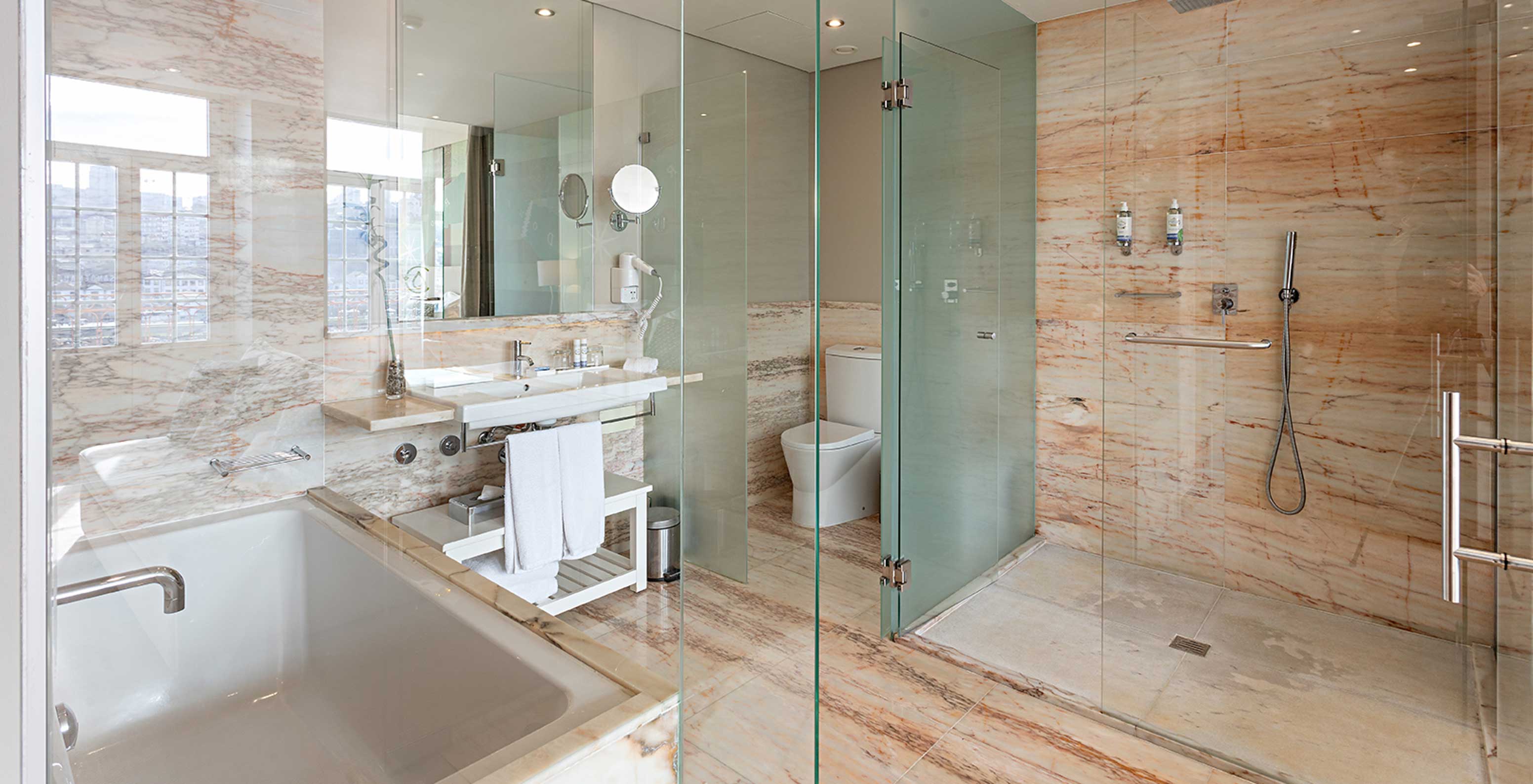 The Vintage Grand View Balcony room at Pestana Vintage Porto has a wide bathroom with shower, bathtub and toilet