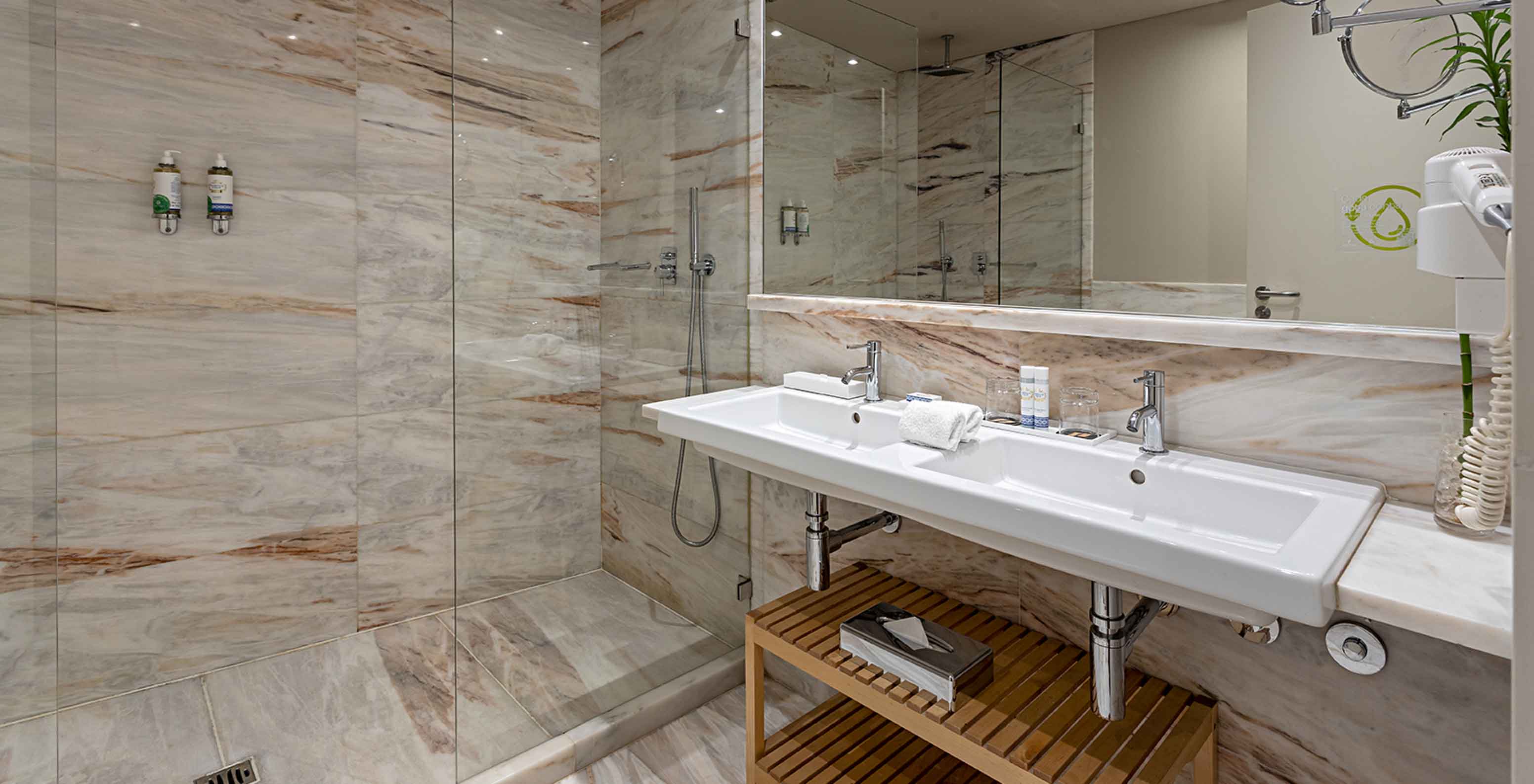 The Heritage Suite at Pestana Vintage Porto has a bathroom with shower, toilet and sink with mirror