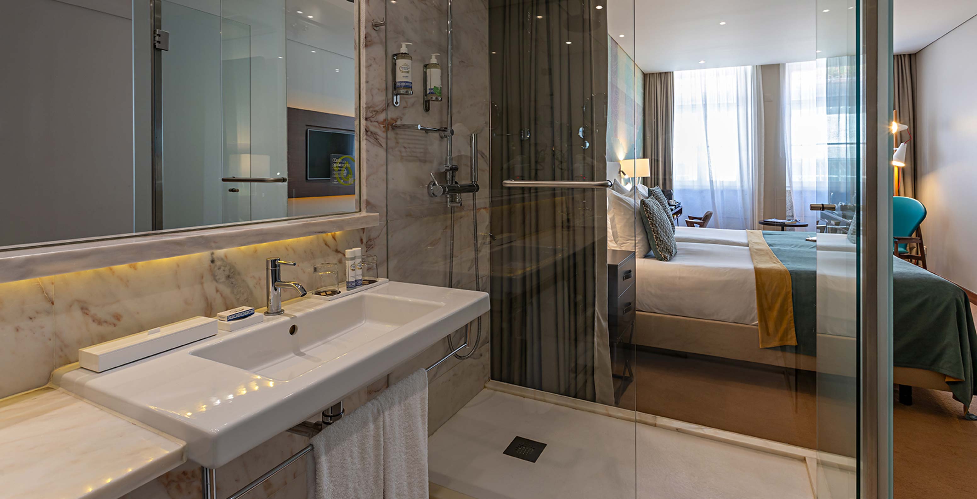 The Superior room at Pestana Vintage Porto has a bathroom with shower, toilet and sink with mirror