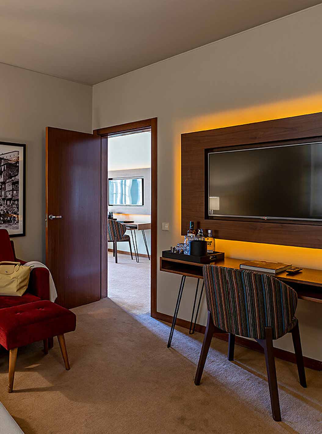 The Suite Grand View at Pestana Vintage Porto has an office with a desk, a sofa and a television