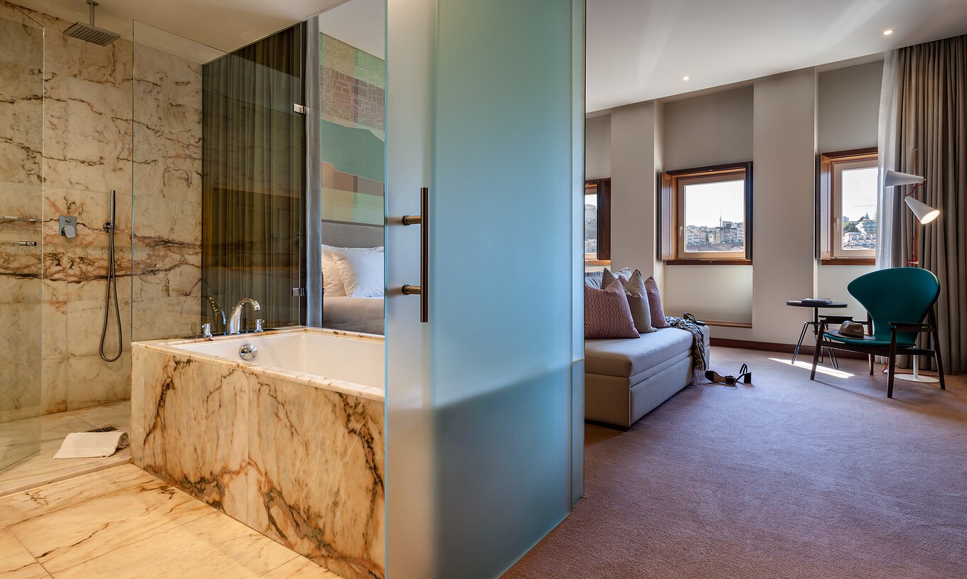 The Vintage Front View room at Pestana Vintage Porto has a bathroom with shower and bathtub with view of the room
