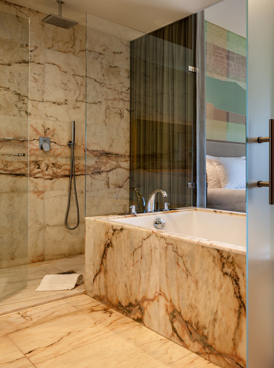 The Vintage Front View room at Pestana Vintage Porto has a bathroom with shower and bathtub with view of the room