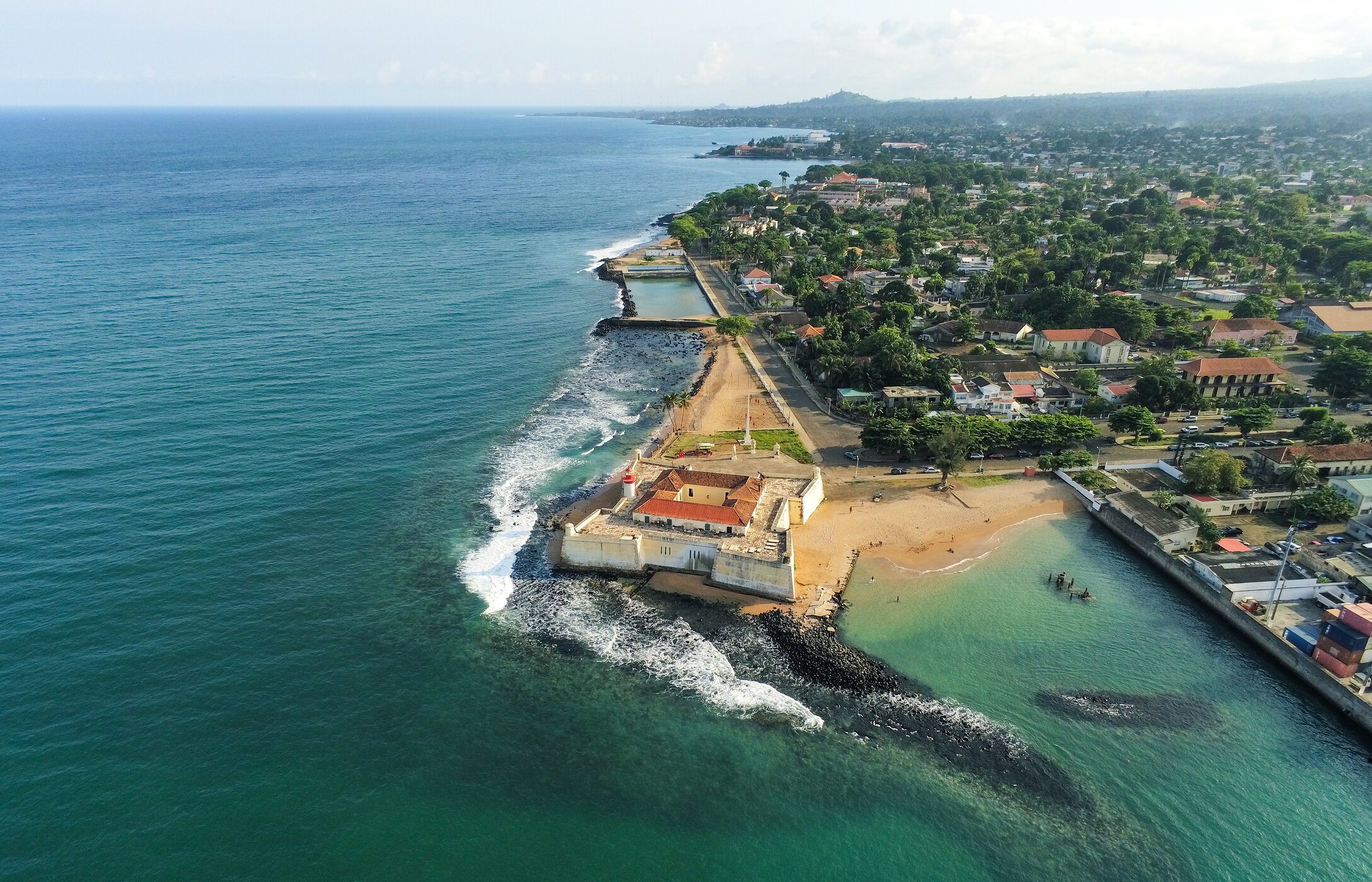 São Sebastião Fort with a view of Ana Chaves Bay and the surrounding vegetation, amidst houses
