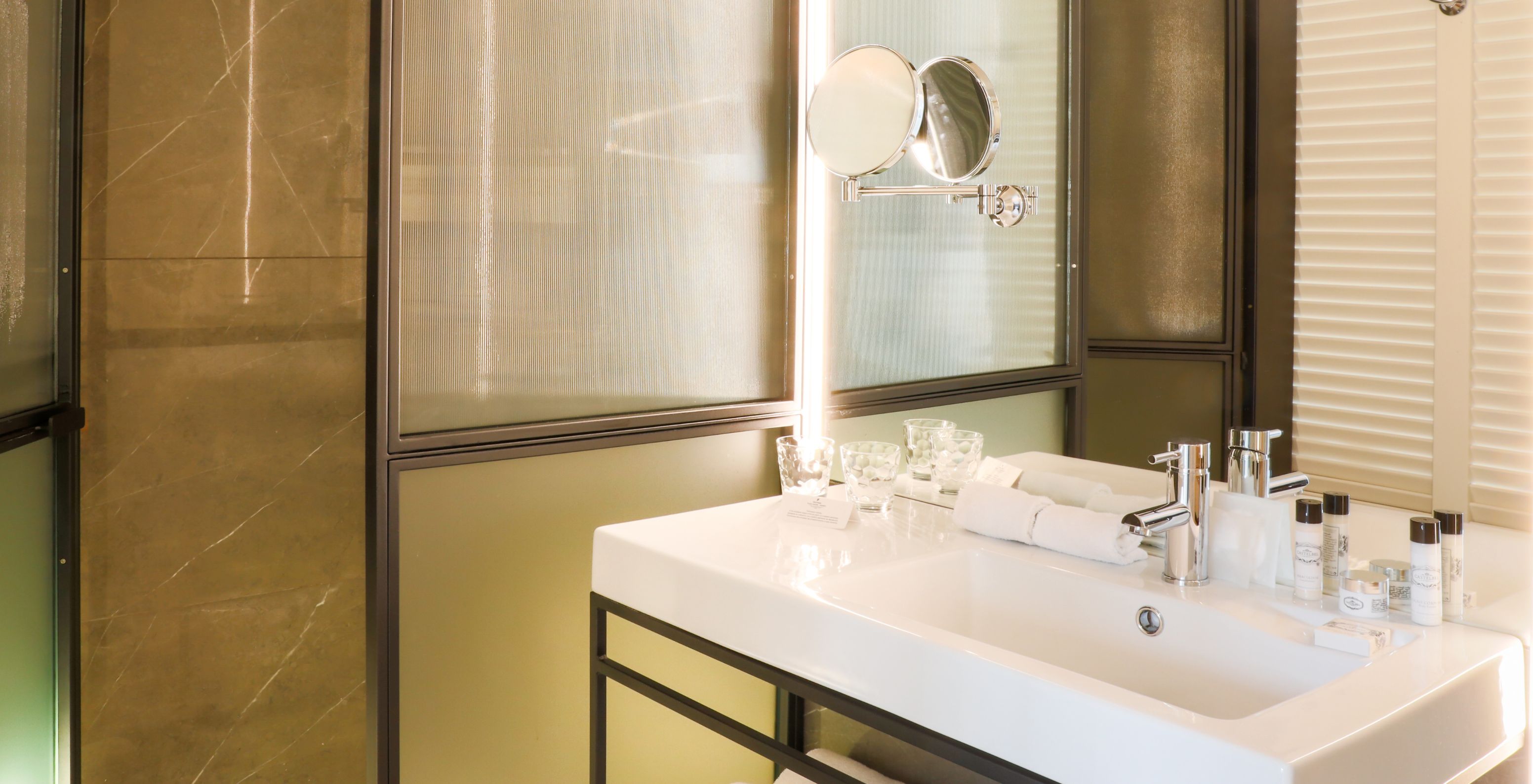 The Superior Plus Room at Pestana Plaza Mayor Madrid has a bathroom with a large mirror and a walk-in shower.