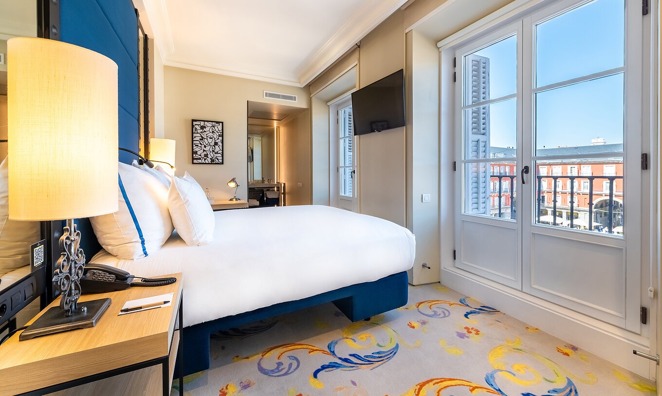 The Deluxe Plaza Mayor at Pestana Plaza Mayor Madrid has double bed, bathroom, windows, balcony with Plaza Mayor view