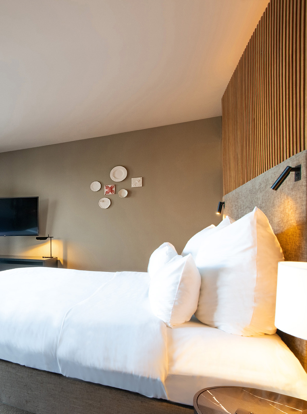 The Executive River View at Pestana Amsterdam Riverside has a double bed, reading lights, a TV and river view