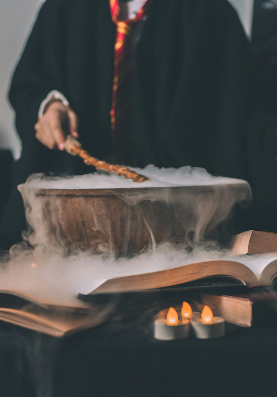 Harry Potter themed potion class near Pestana Chelsea Bridge, Hotel 4 Estrelas em Londres with smoky cauldron