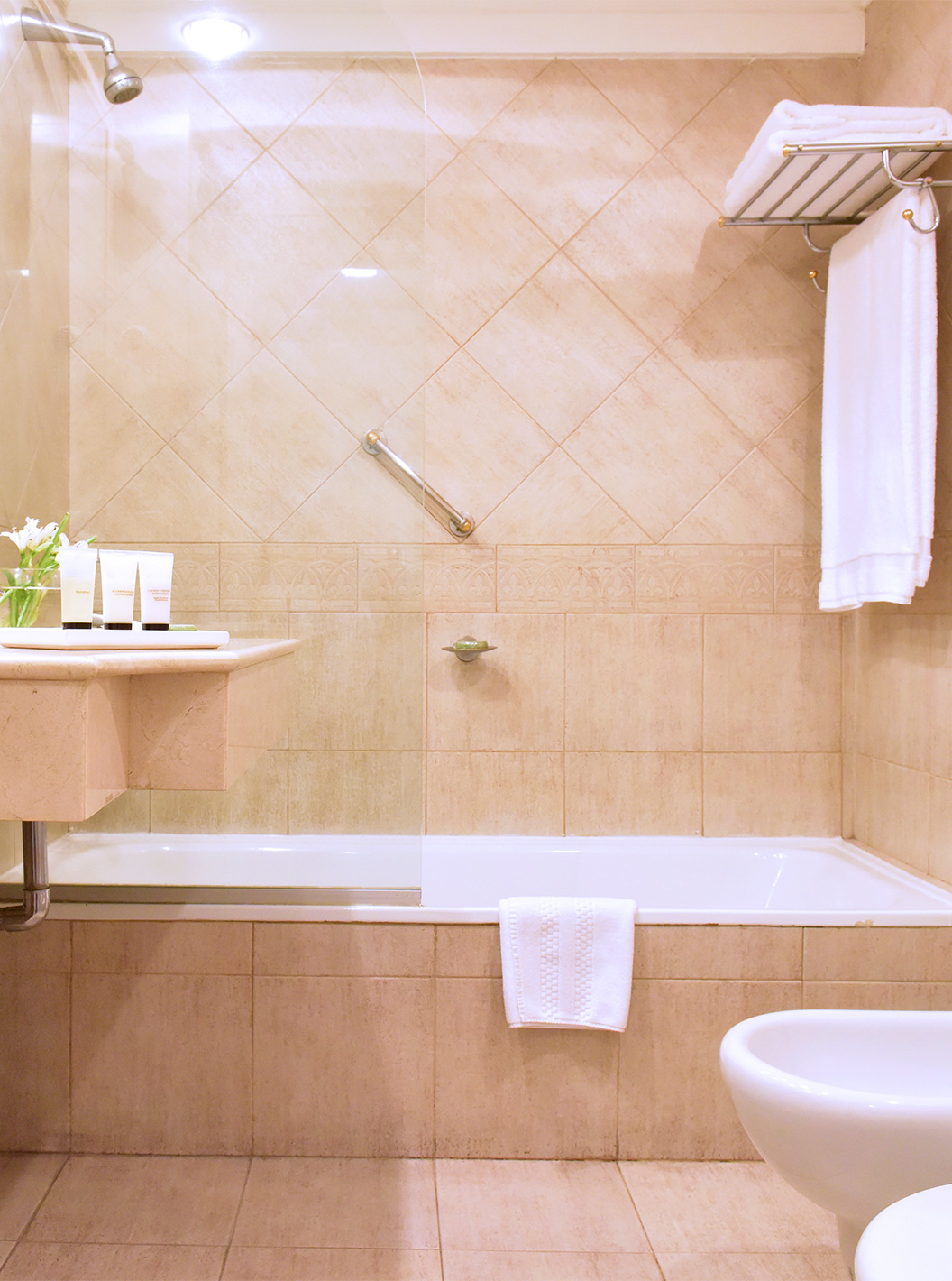 La habitación Twin Deluxe del Pestana Buenos Aires cuenta con baño con lavabo, espejo, y bañera con ducha