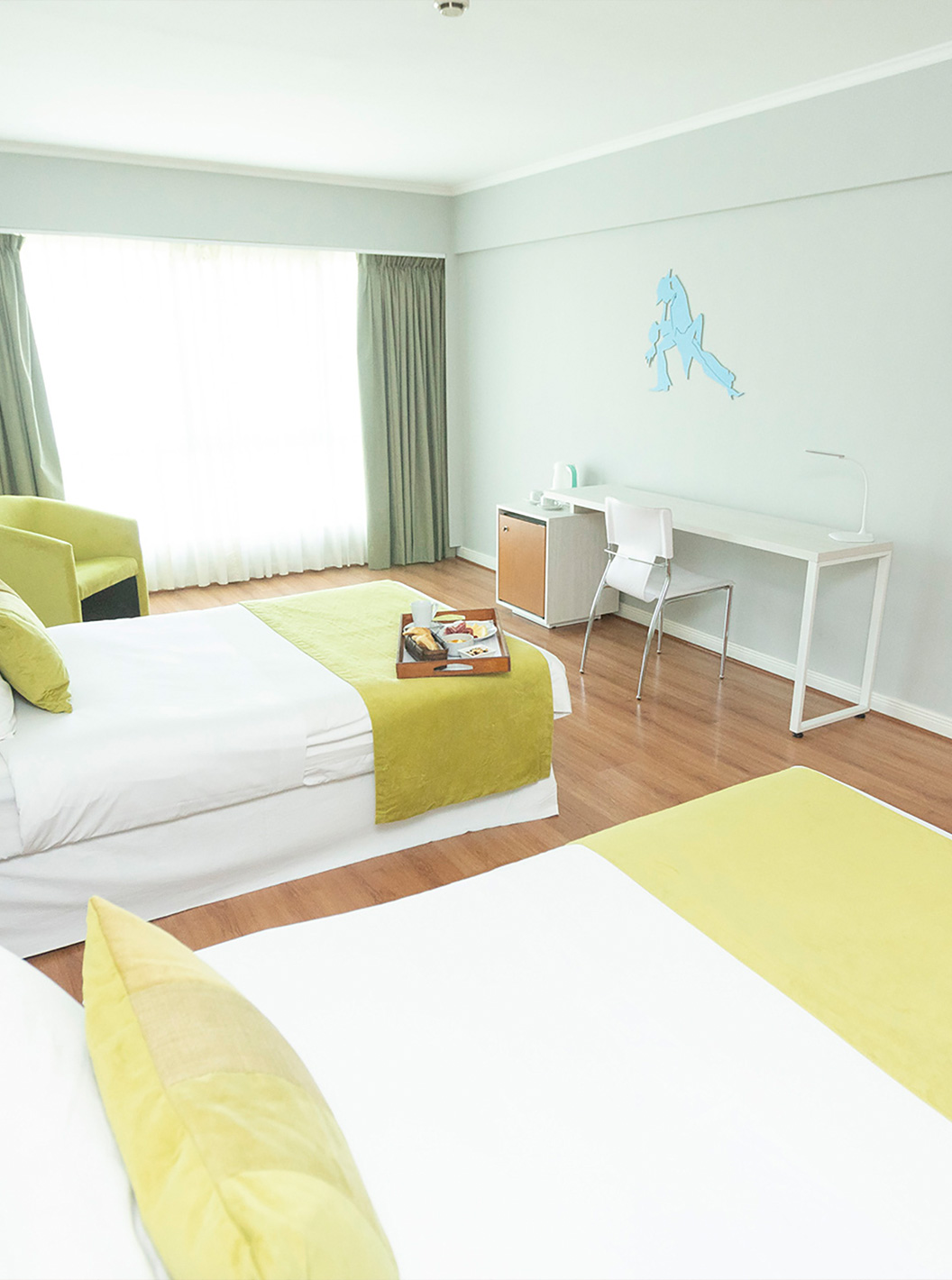 La habitación Twin Executive del Pestana Buenos Aires cuenta con dos camas individuales, escritorio, silla y televisión