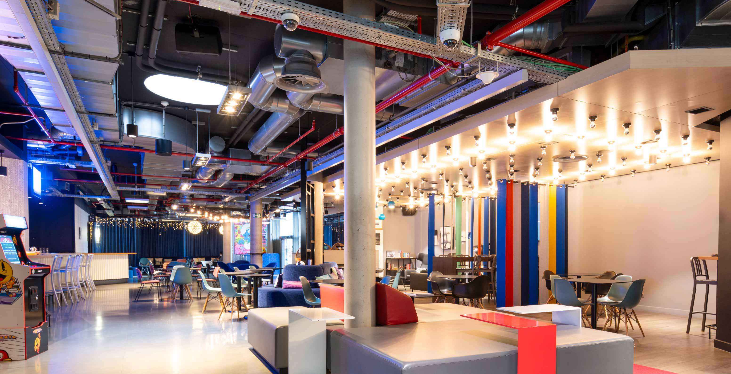 Entrada con sofás y mesas en Pestana Brussels Schuman, hotel en Bruselas cerca del Parlamento Europeo