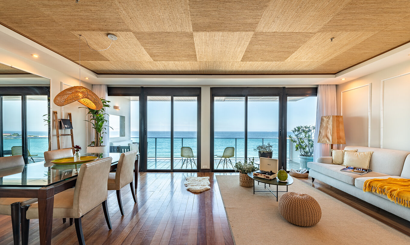 La Suite Presidencial del Pestana Rio Atlântica tiene una sala con dos grandes ventanas y balcón con vista al mar