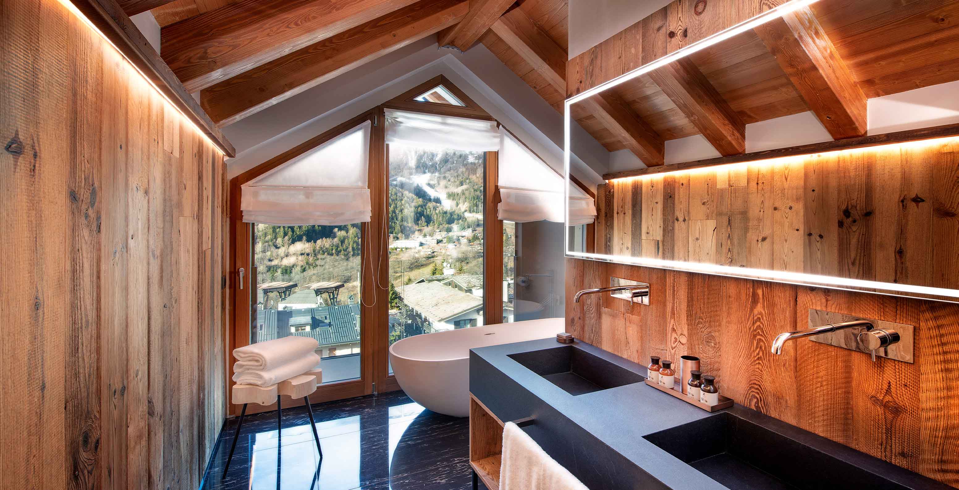 Le Massif Courmayeur, Hotel en los Alpes italianos, con baño de madera y ventanales frente a la montaña