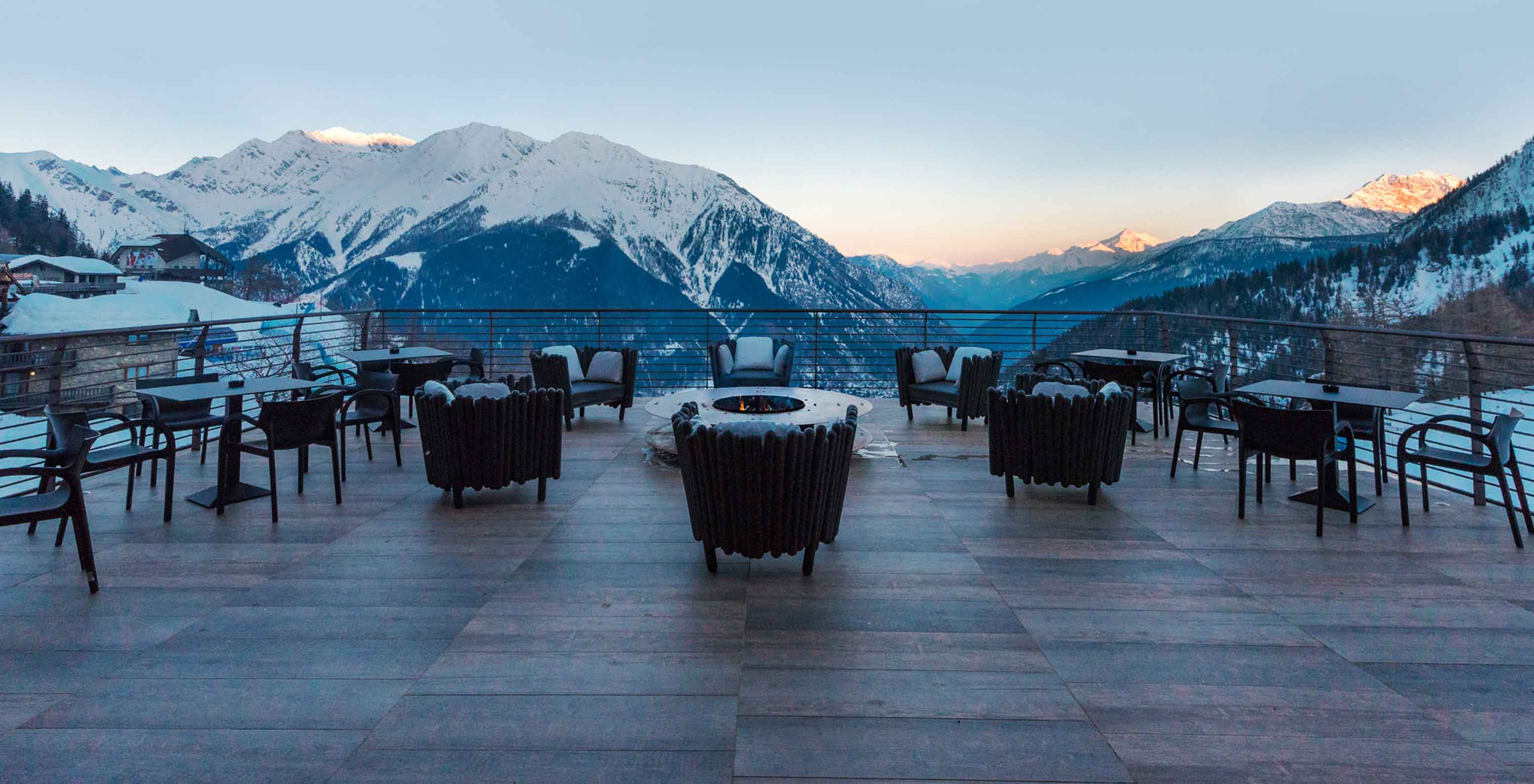 Le Massif Courmayeur, Hotel en los Alpes italianos, con terraza y sillones frente a montañas nevadas