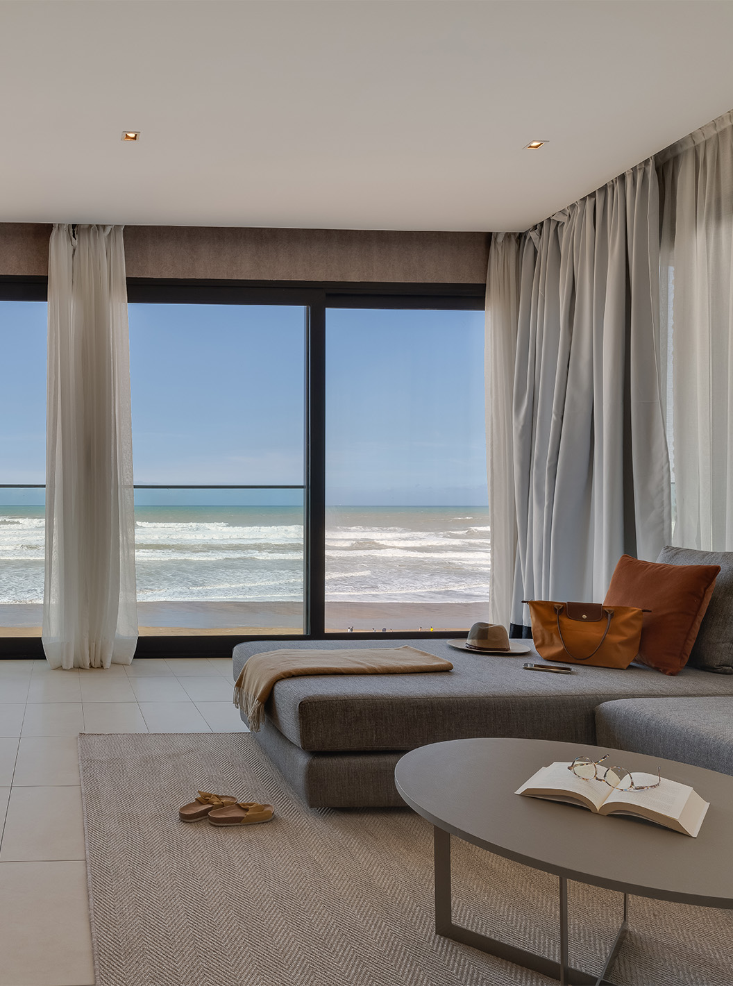 La Suite Familiar Corniche del Pestana Casablanca tiene sala con sofá y vista espectacular sobre la playa