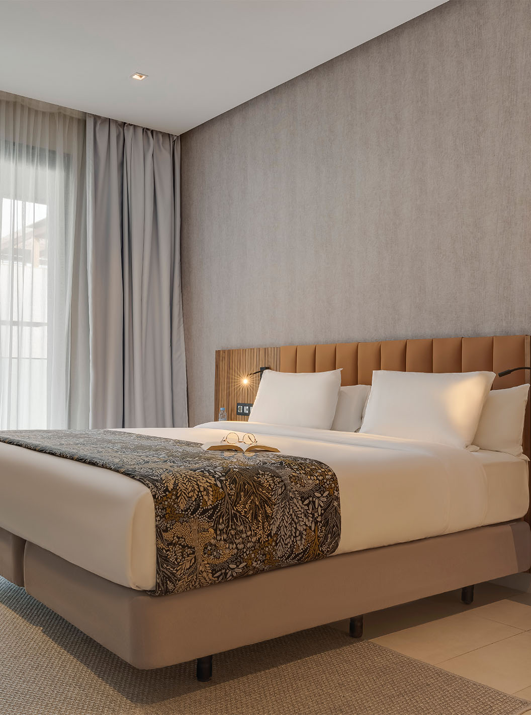 La Family Suite Premium Superior del Pestana Casablanca tiene un cuarto con cama de matrimonio con decoración moderna